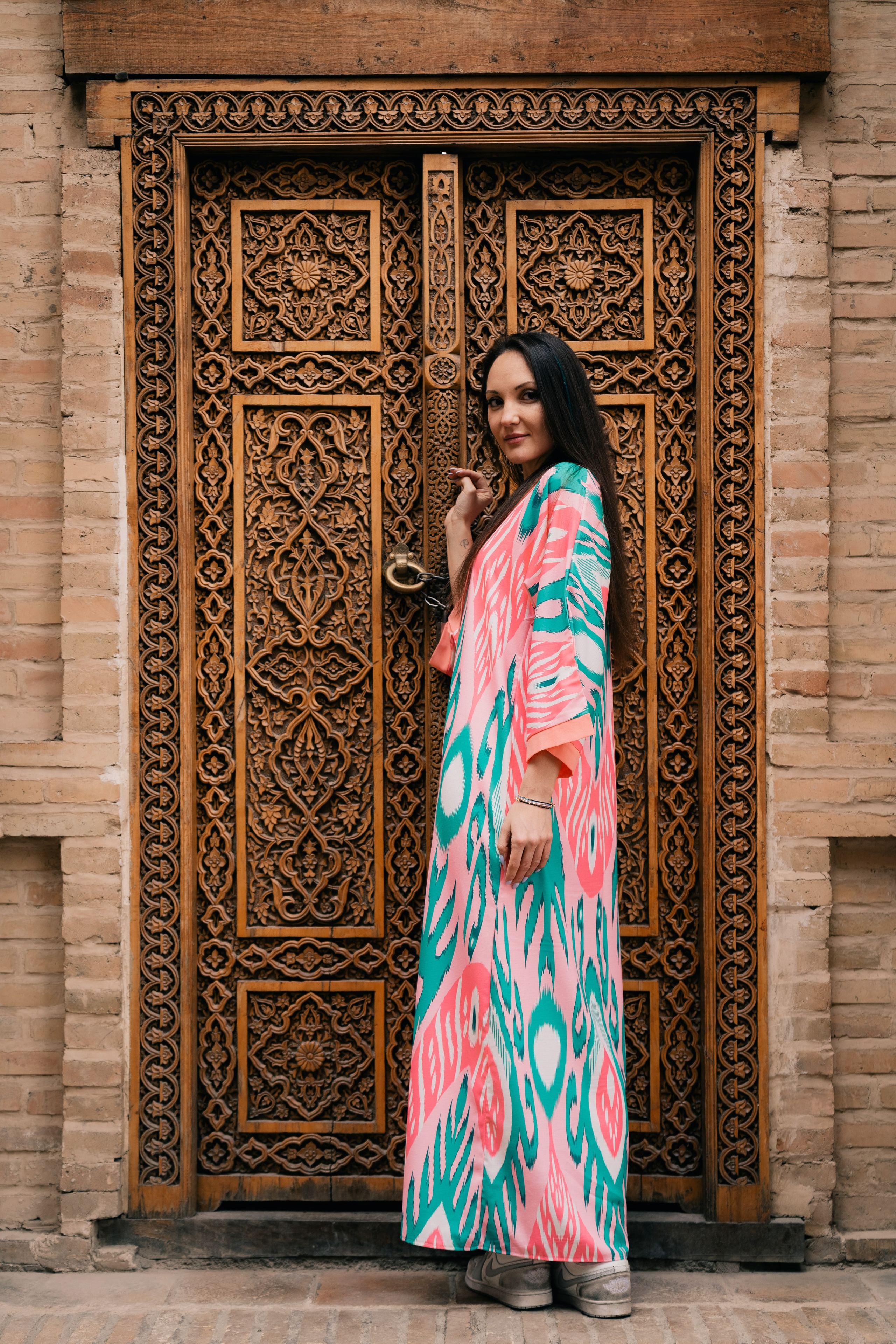 Photoshoot in a robe in Samarkand: Unique Shots with the Shah-i-Zinda. Photographer in Uzbekistan and Samarkand Djasur Marupov