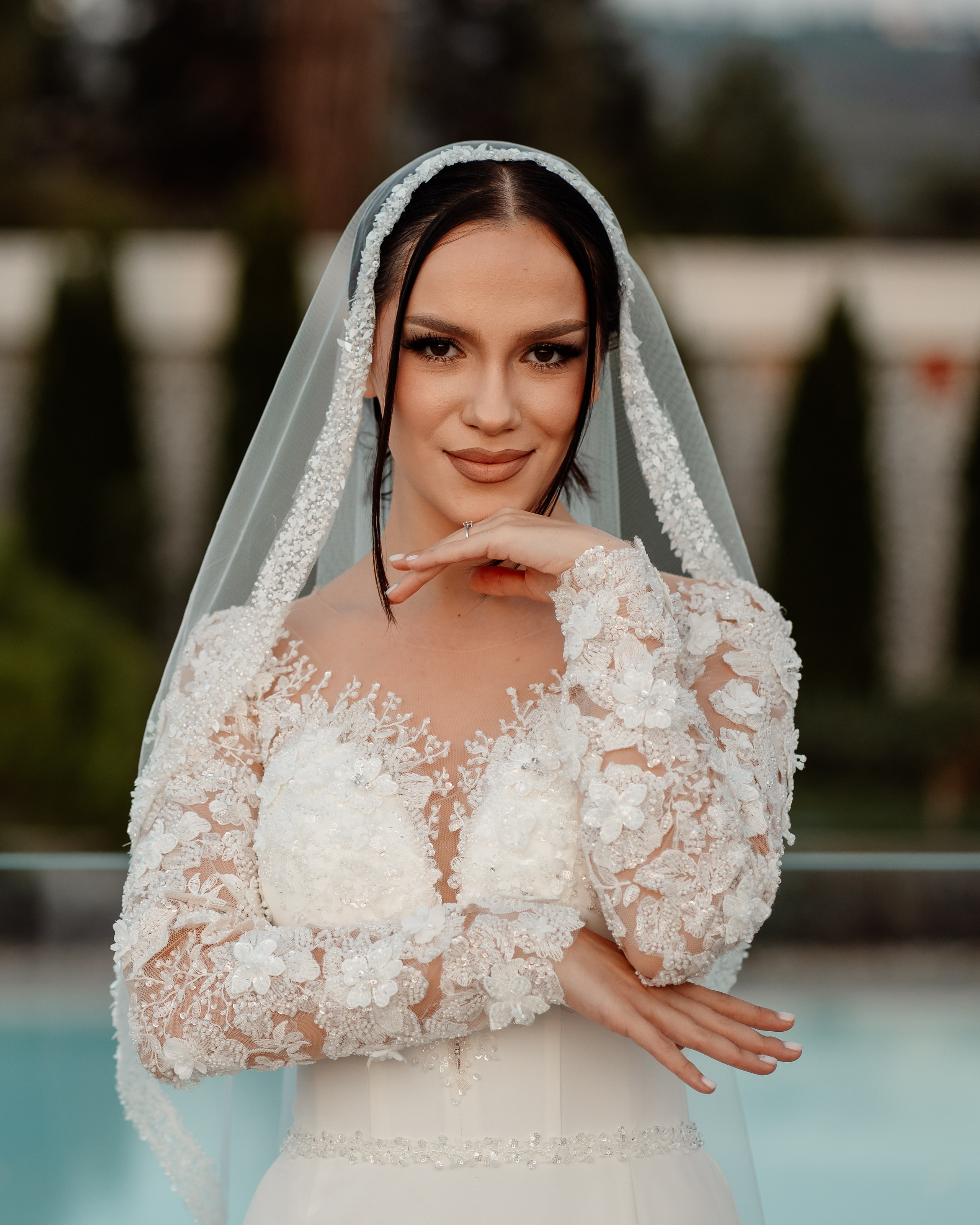 Moment emoționant între miri în ziua nunții, surprins într-un cadru natural și romantic, la Reina Events. Fotografie de nuntă profesională, editată artistic pentru a evidenția emoția și eleganța evenimentului.