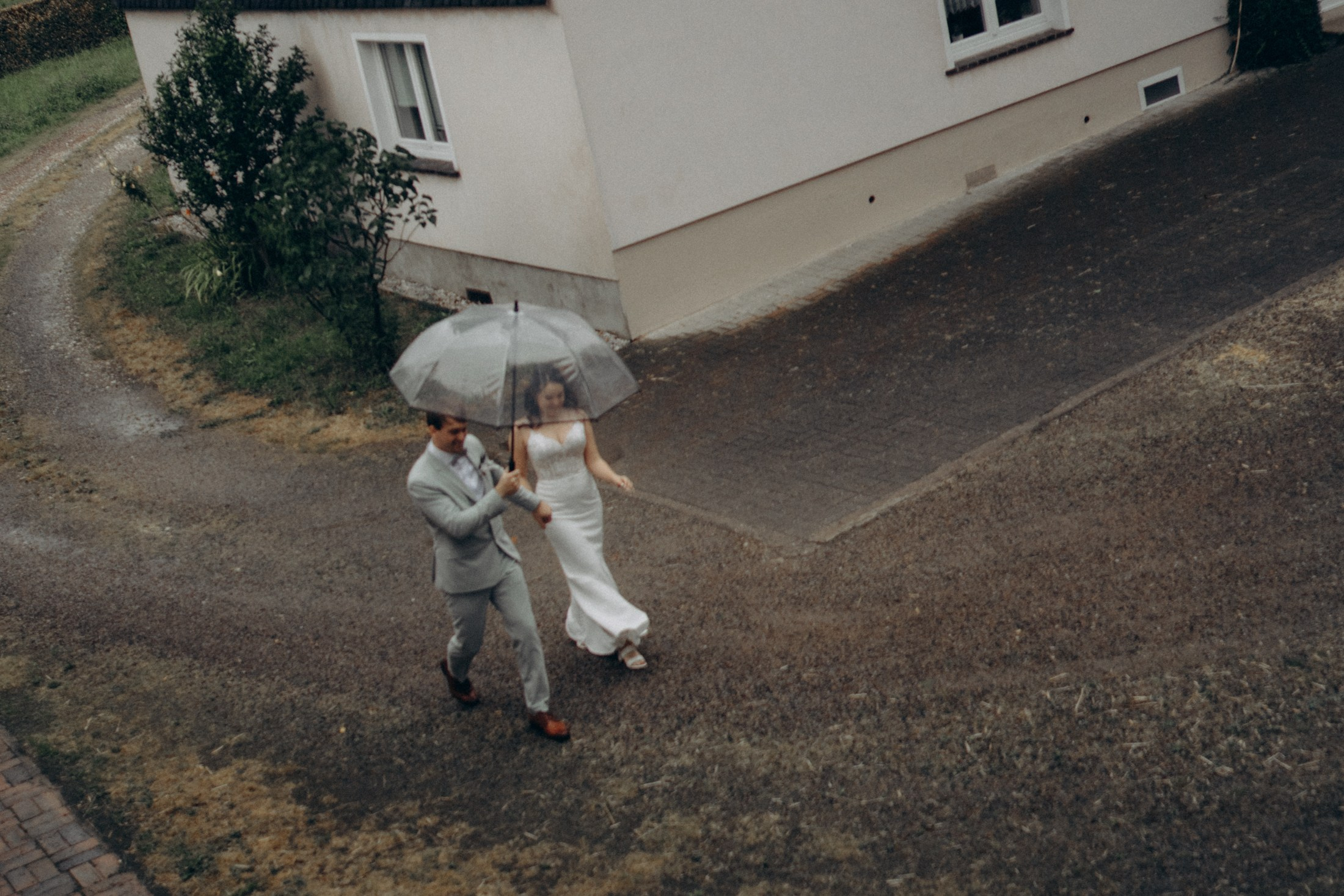 Brautpaar mit Regenschirm – kreative Hochzeitsreportage im Regen Sachsen