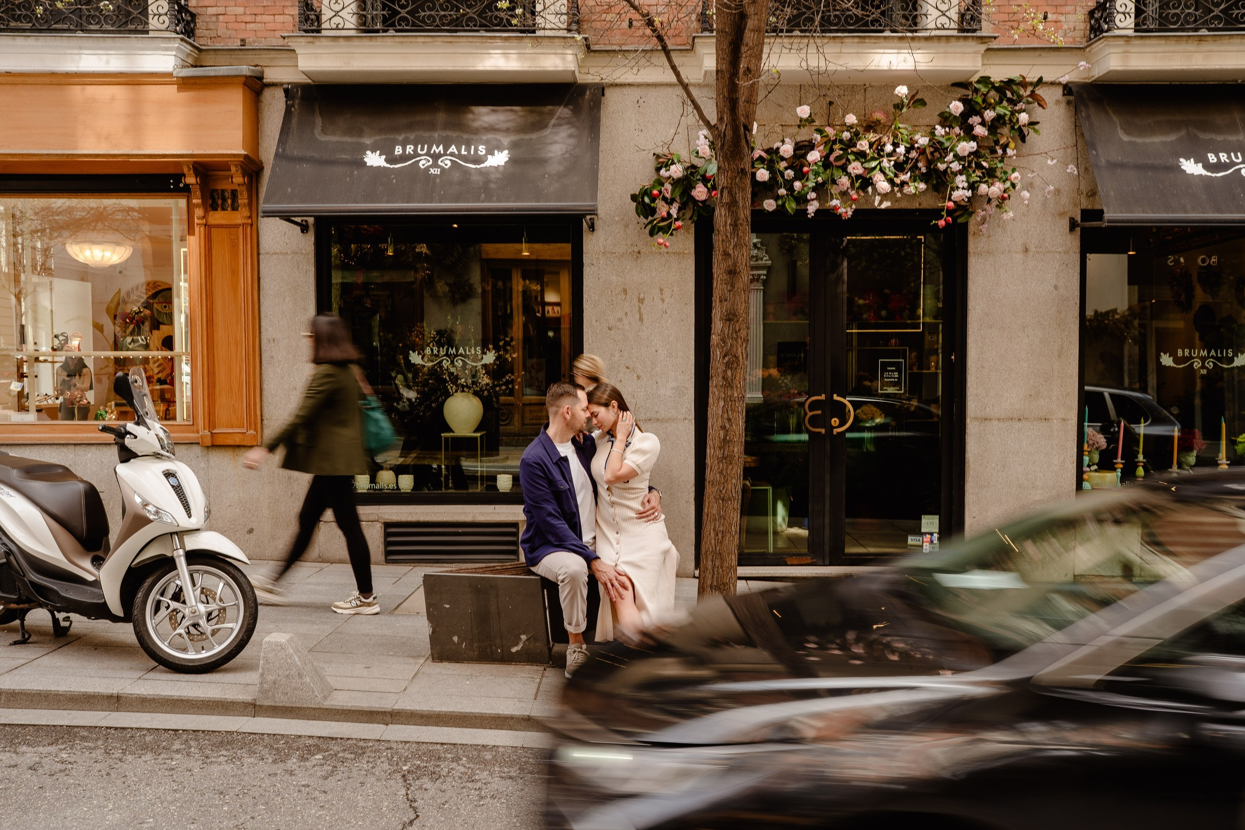 Romantic photoshoot in Retiro Park, Madrid during a beautiful spring morning. Madrid Photographer for Proposals, Engagements & Families | Anya Petrova