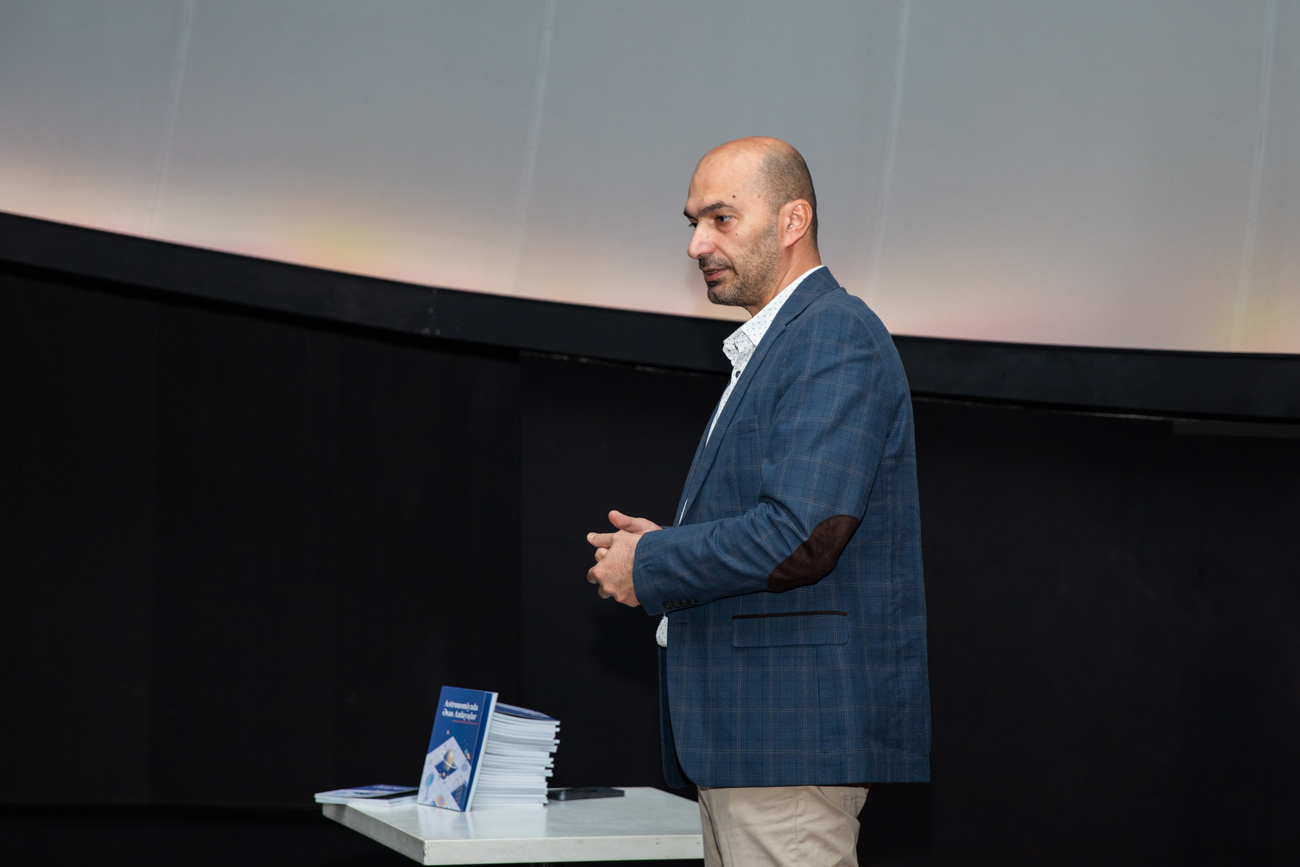 “Astronomiyada Əsas Anlayışlar” kitabının və “Fəza və Zamanın Elçiləri” filminin təqdimatı. Həvəskar Astronomlar Cəmiyyəti — Astronomy.az