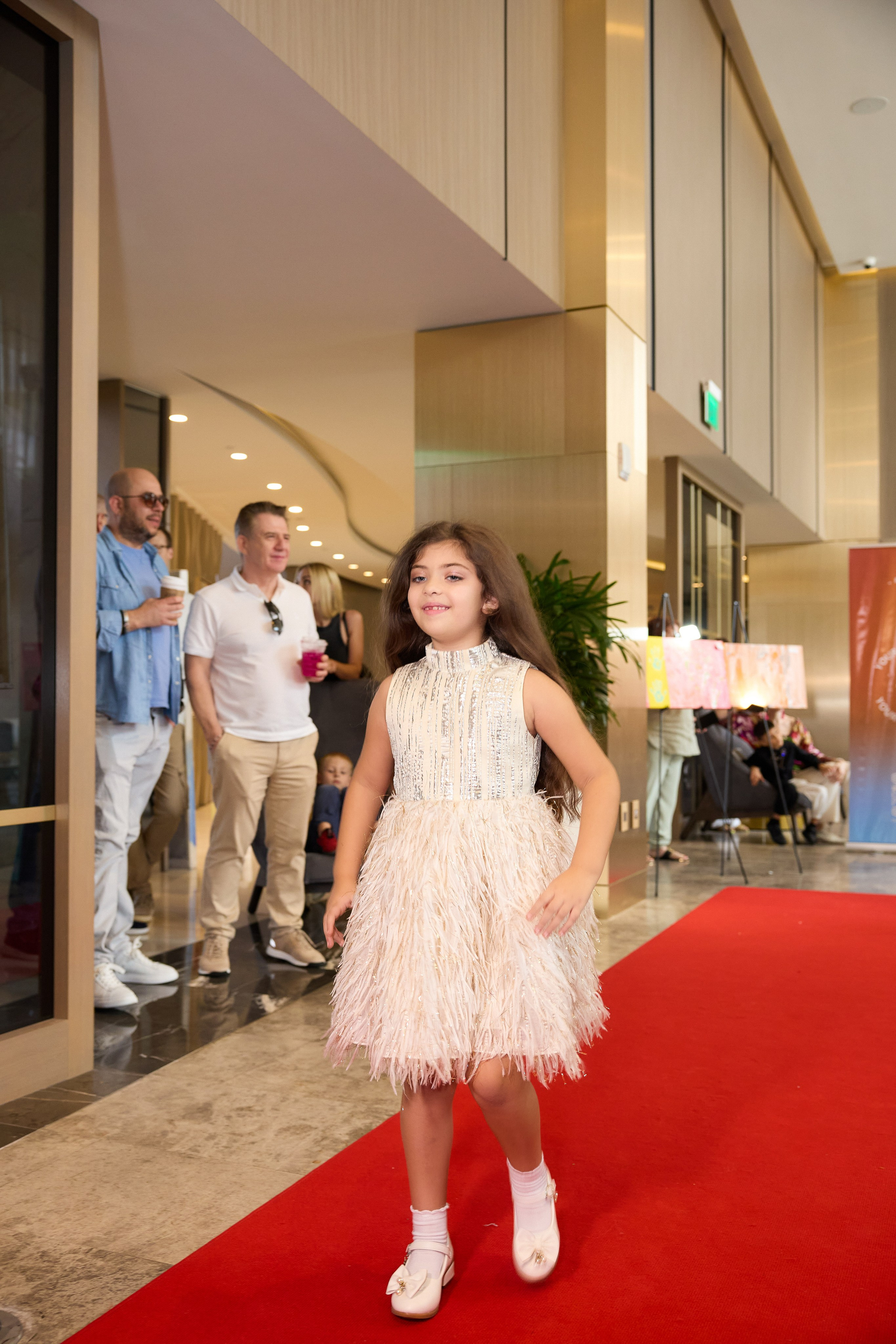 Авторская благотворительная художественная выставка Дианы Бортник. Фотограф Юлия Маковеева