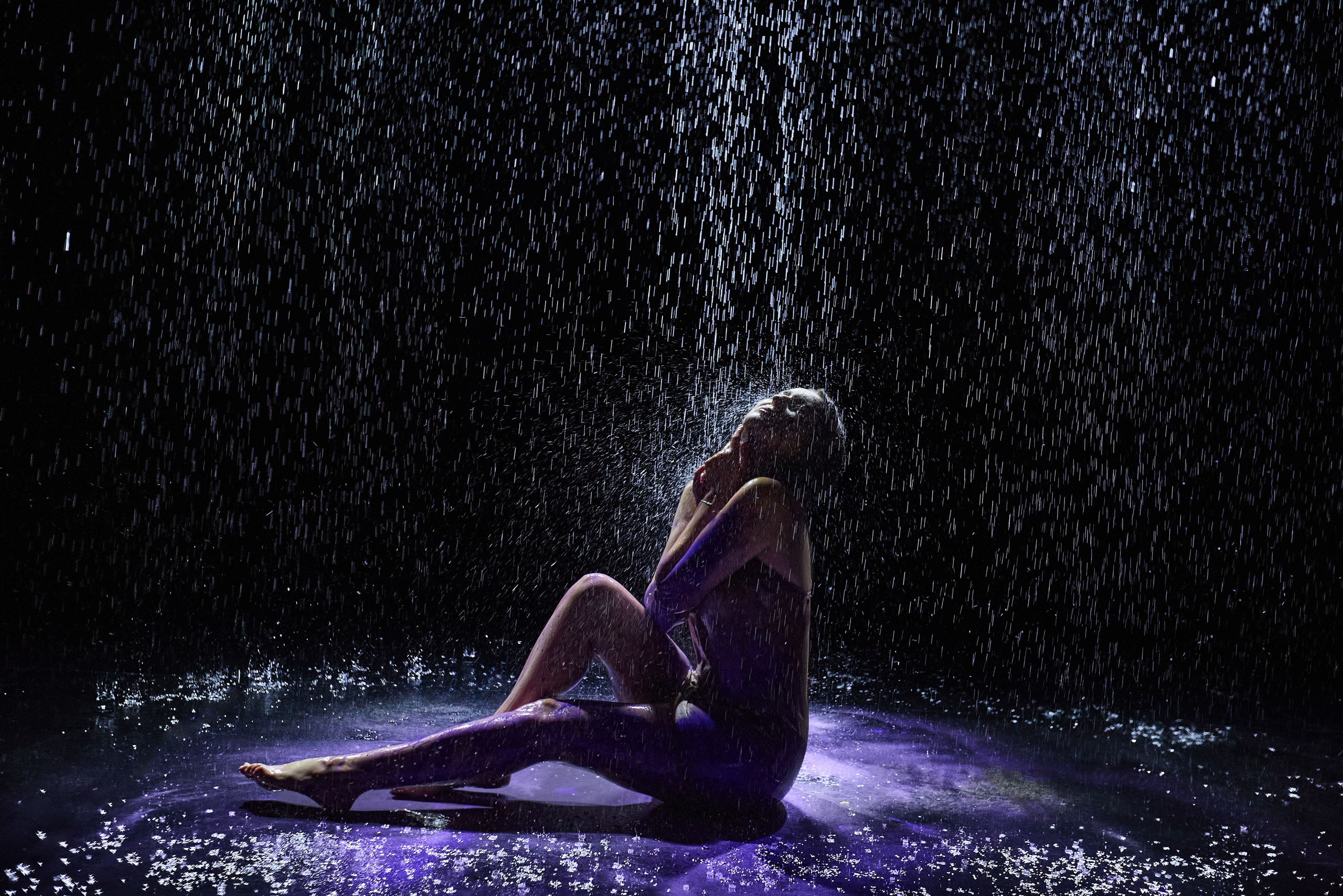 Delikatna sesja zdjęciowa z wodą i kwiatami – magia światła i odbić. Portrait & Fashion Photographer | Сannes, Paris, Monaco, Dubai, Kyiv — - Alisa Postnykova