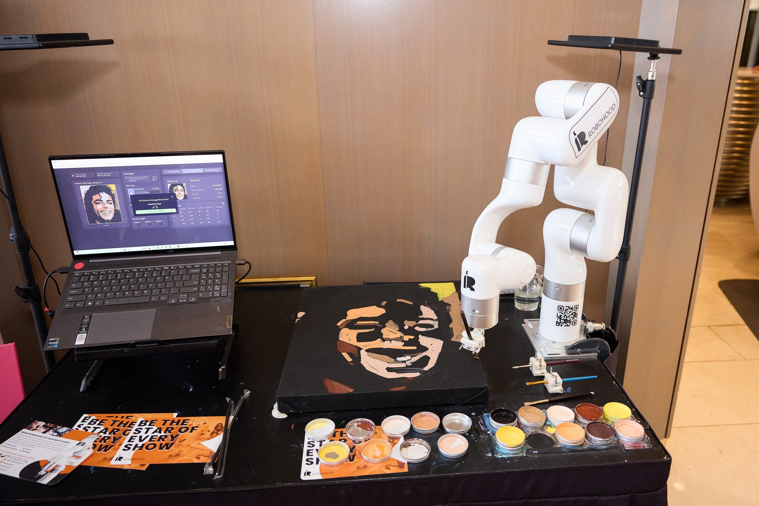 Авторская благотворительная художественная выставка Дианы Бортник. Фотограф Юлия Маковеева