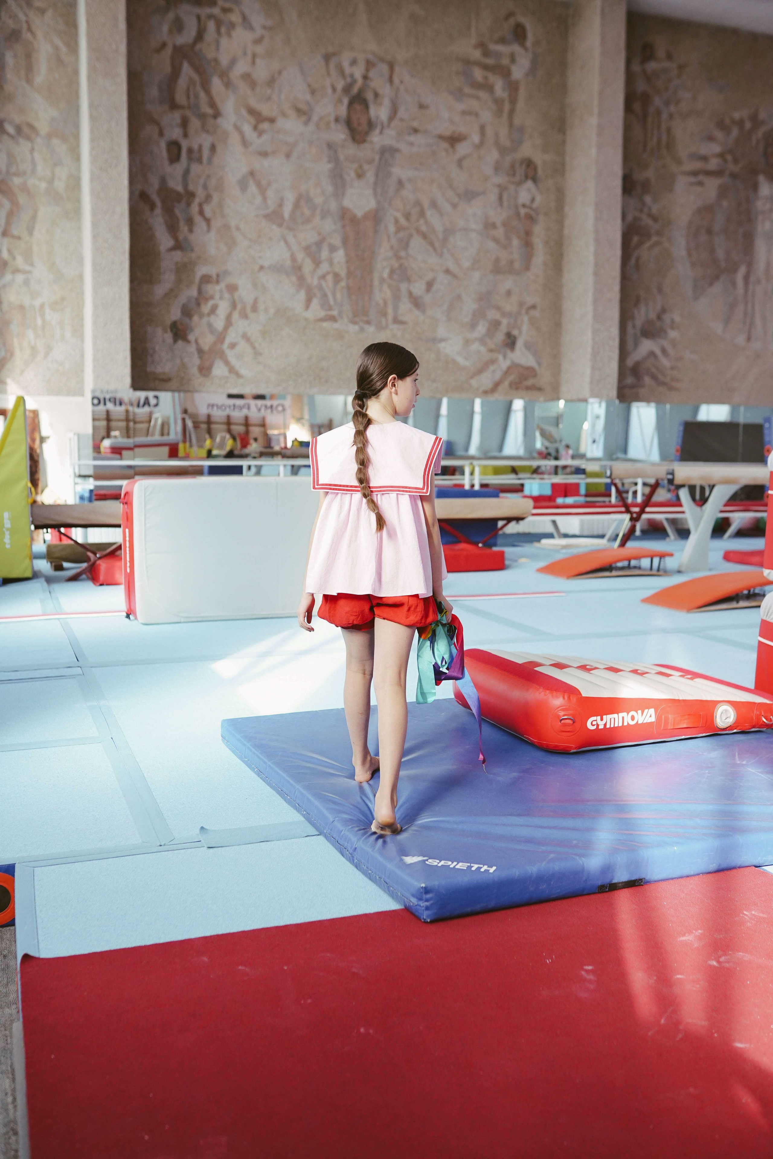 Imagini de campanie pentru promovarea hainelor de copii Laliwear. Fotografie de brand axata pe storytelling vizual si compozitie artistica.