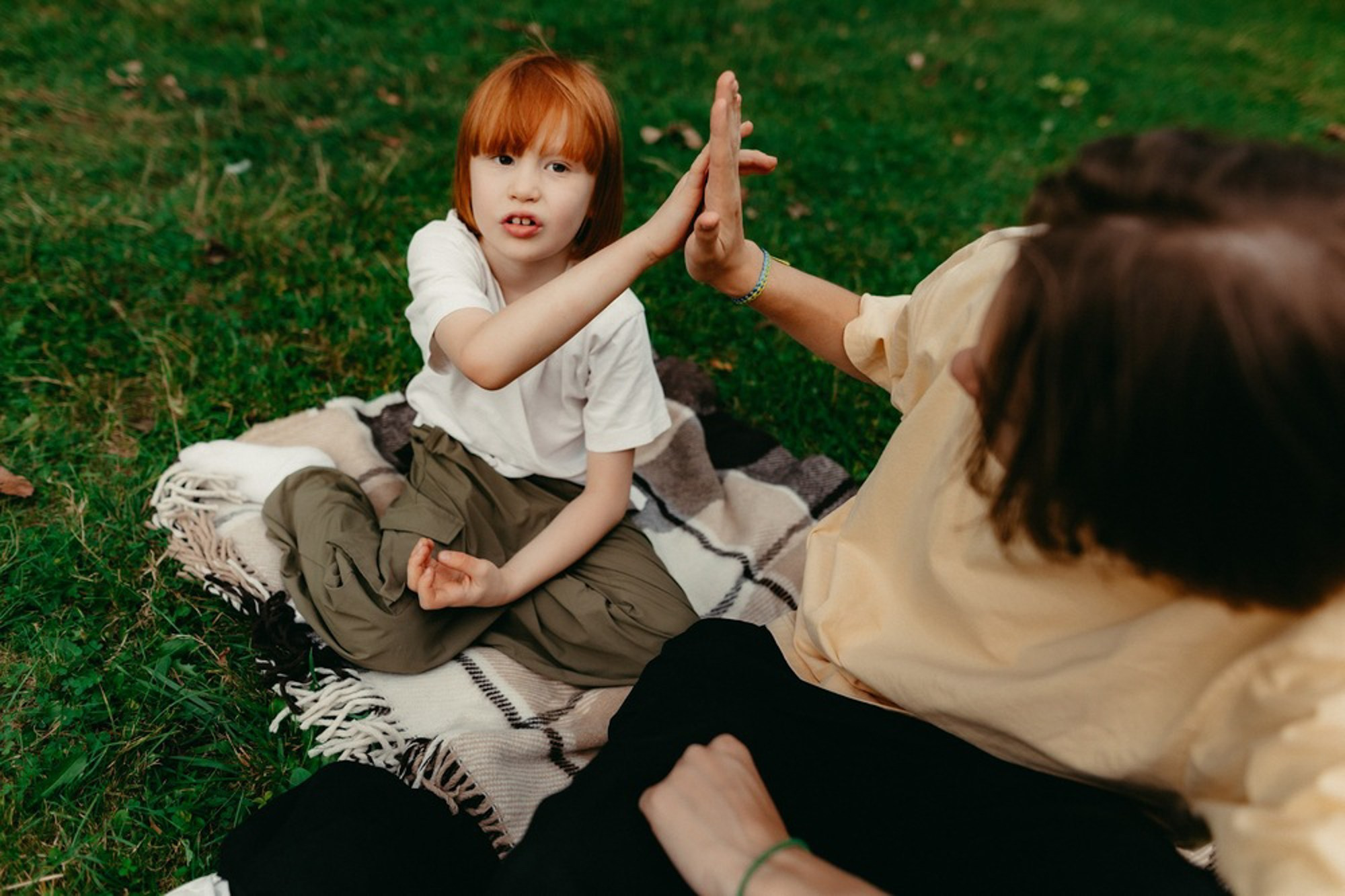 Сімейна фотосесія на вулиці літом. Photokostin.com