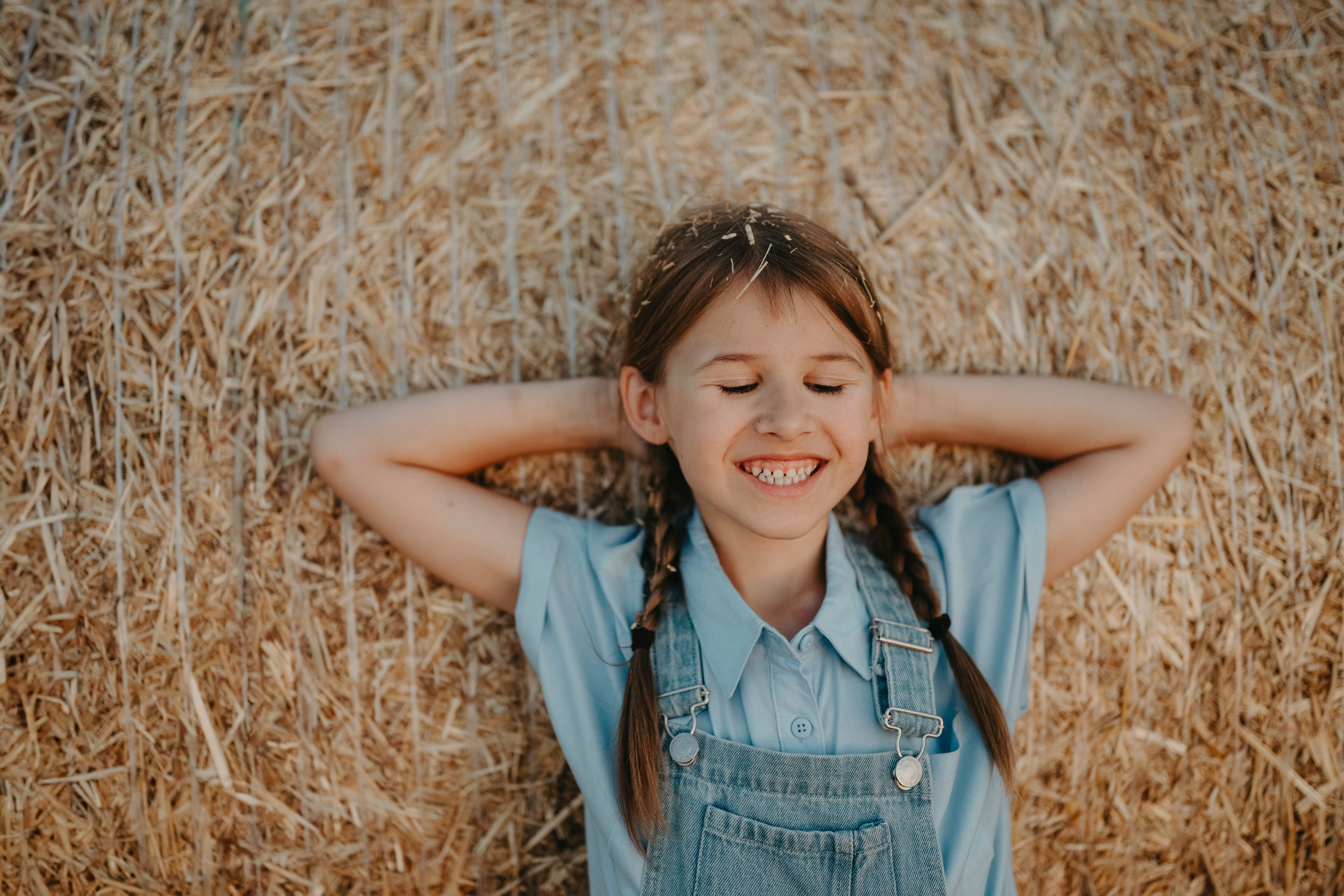 Letnje fotografisanje u polju suncokreta i sena. Deciji i porodicni fotograf u Beogradu Oksana Skendzic