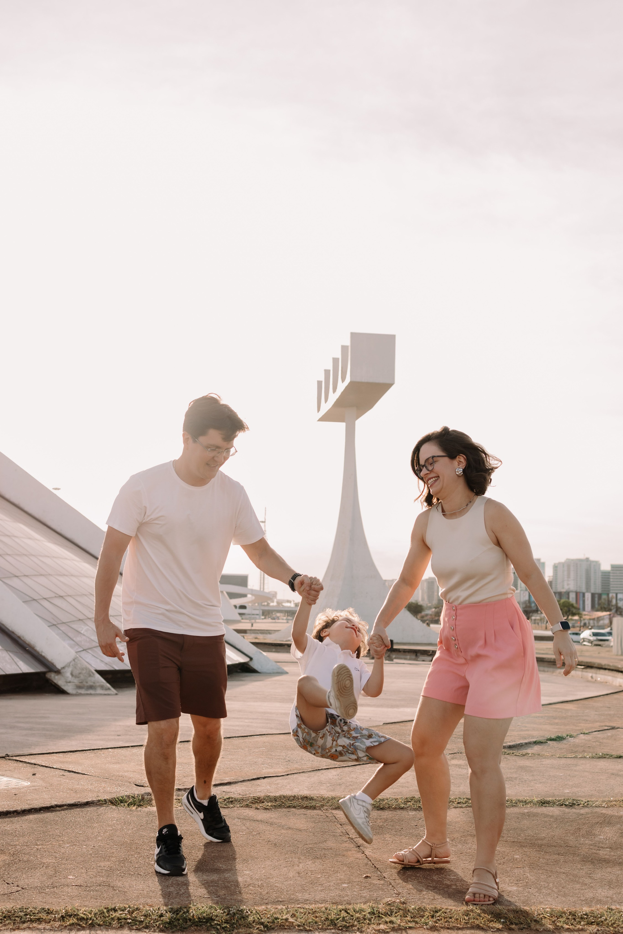 Ensaio Família na Catedral de Brasília | Fotografia Afetiva em Brasília. Ize Fotografia — Ensaios e Festas de Família em Recife e Brasília