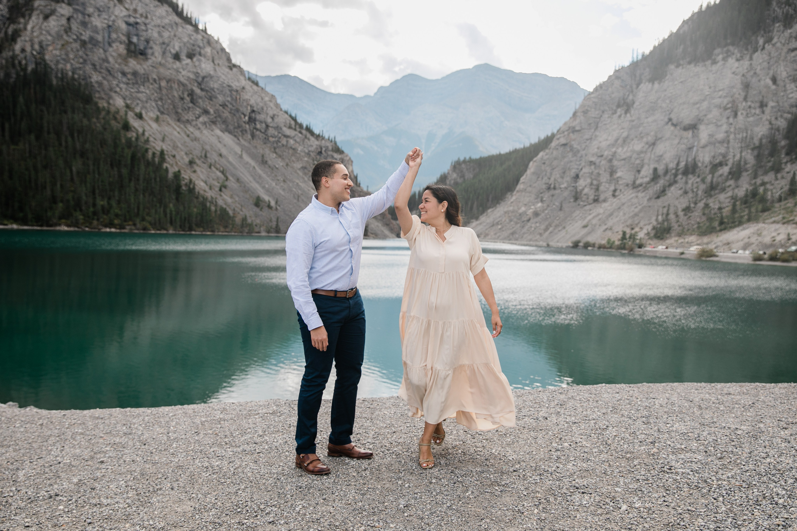 Pierina & Thomas — Canmore Engagement. Fotografía accesible en Calgary