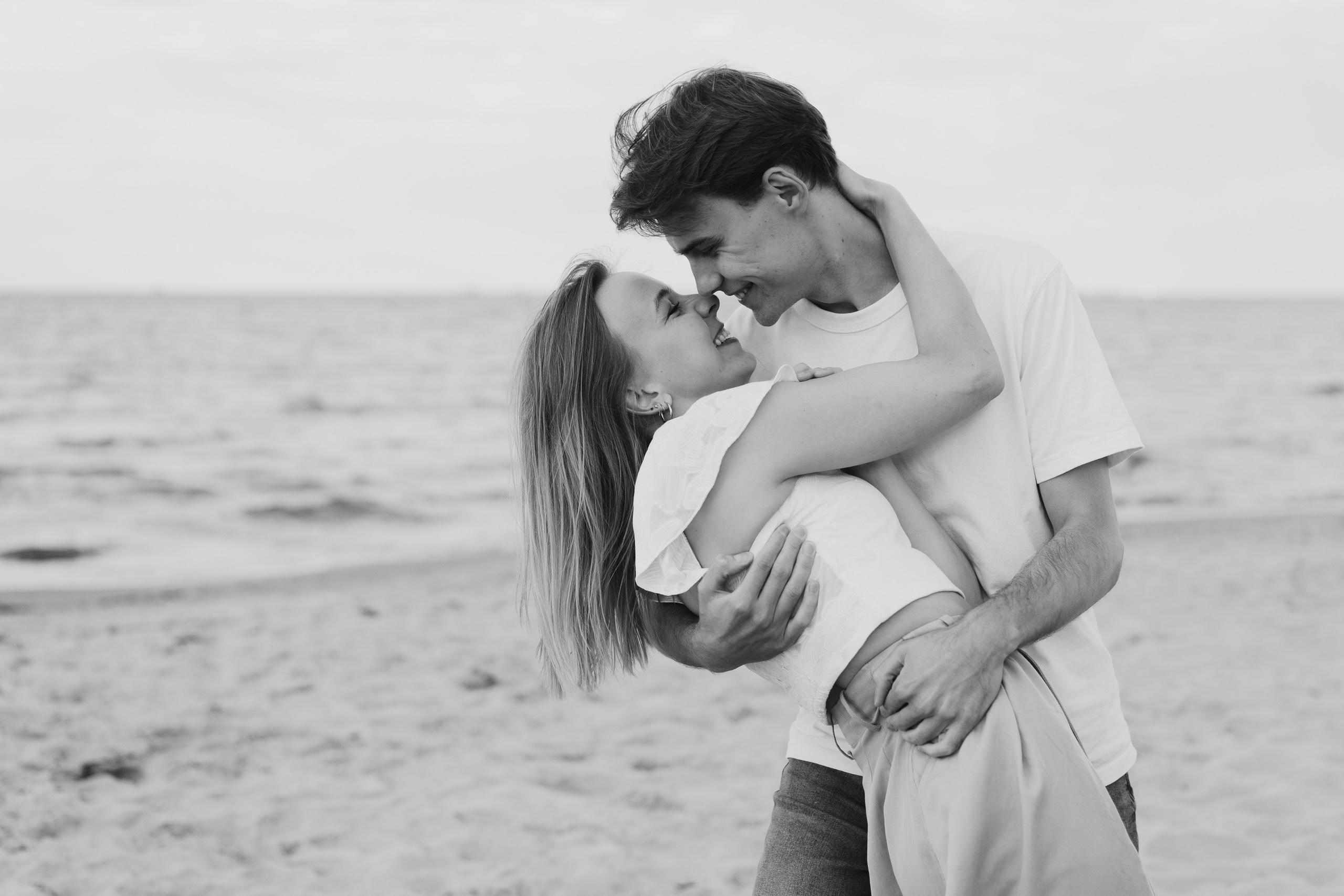 Gracjana i Damian, sesja narzeczeńska nad morzem. Fotograf ślubny & lifestyle Gdańsk, Karolina Baczewska