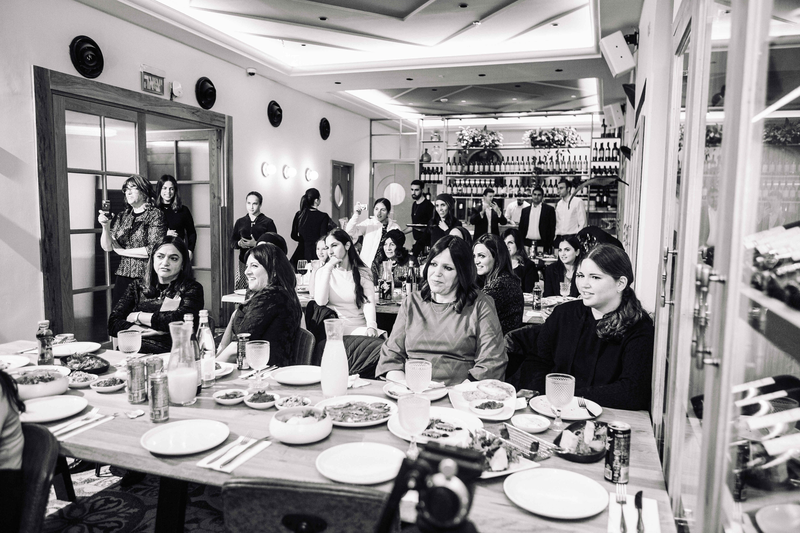 PARTY IN A RESTAURANT WITH THE WHOLE FAMILY. Https://shi-photo.com/