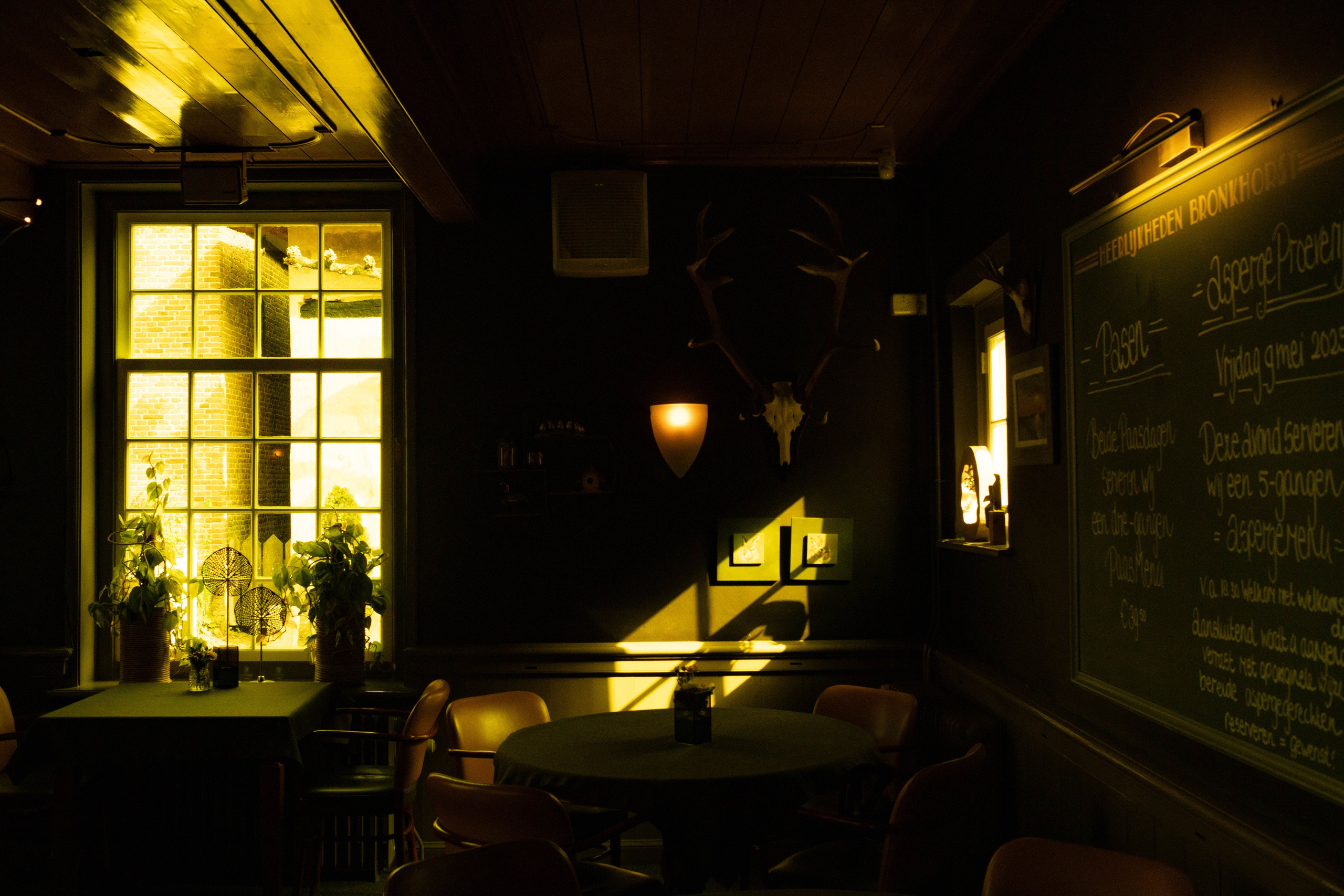 Het Wapen van Bronkhorst Cafe Restraurant. Lero Photographer and a set designer|individual custom portrait and advertising photography in Zutphen