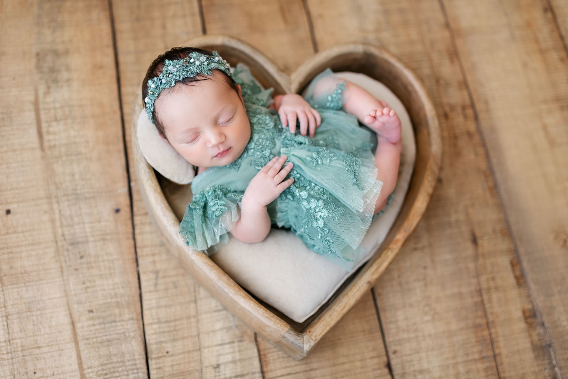 ניו בורן. צילומי הריון, ניו בורן, גיל שנה בראשון לציון -Jenya Rosso Photography