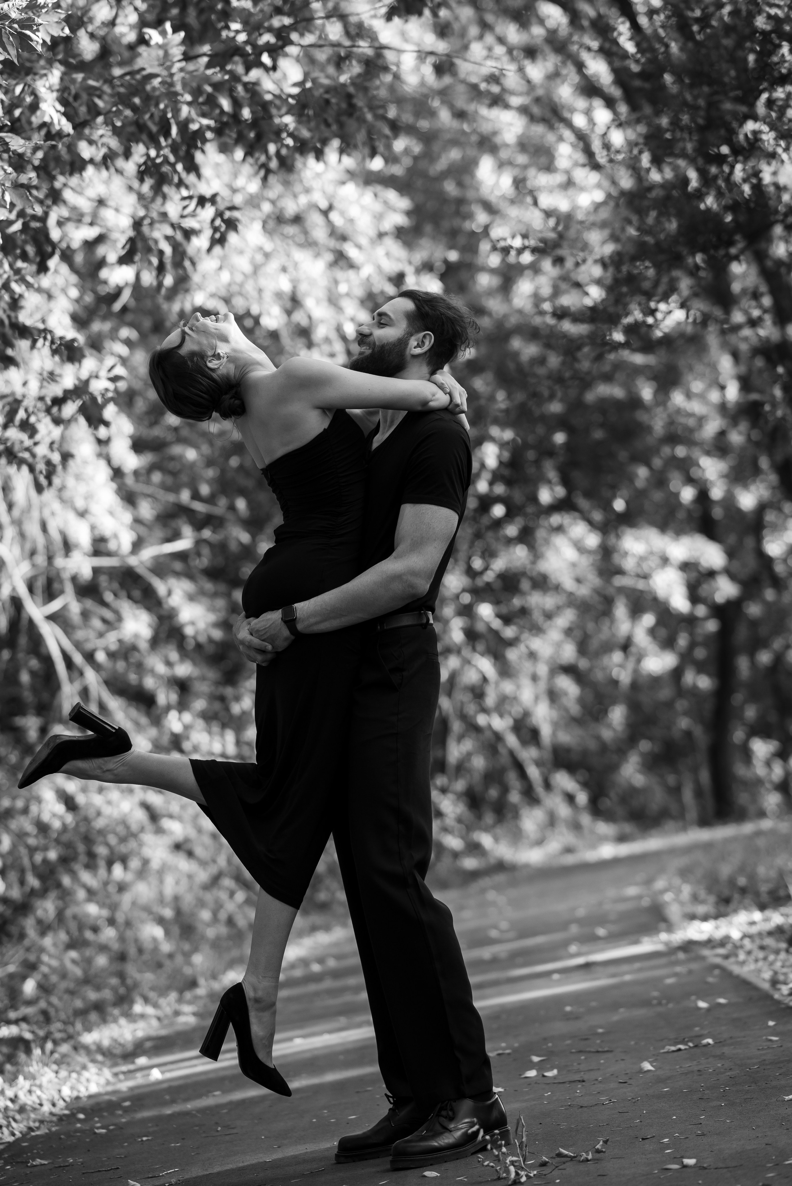 Танцующая фотосессия пары на закате в чб стиле, радость, движение и искренние эмоции, фотограф в Анталии