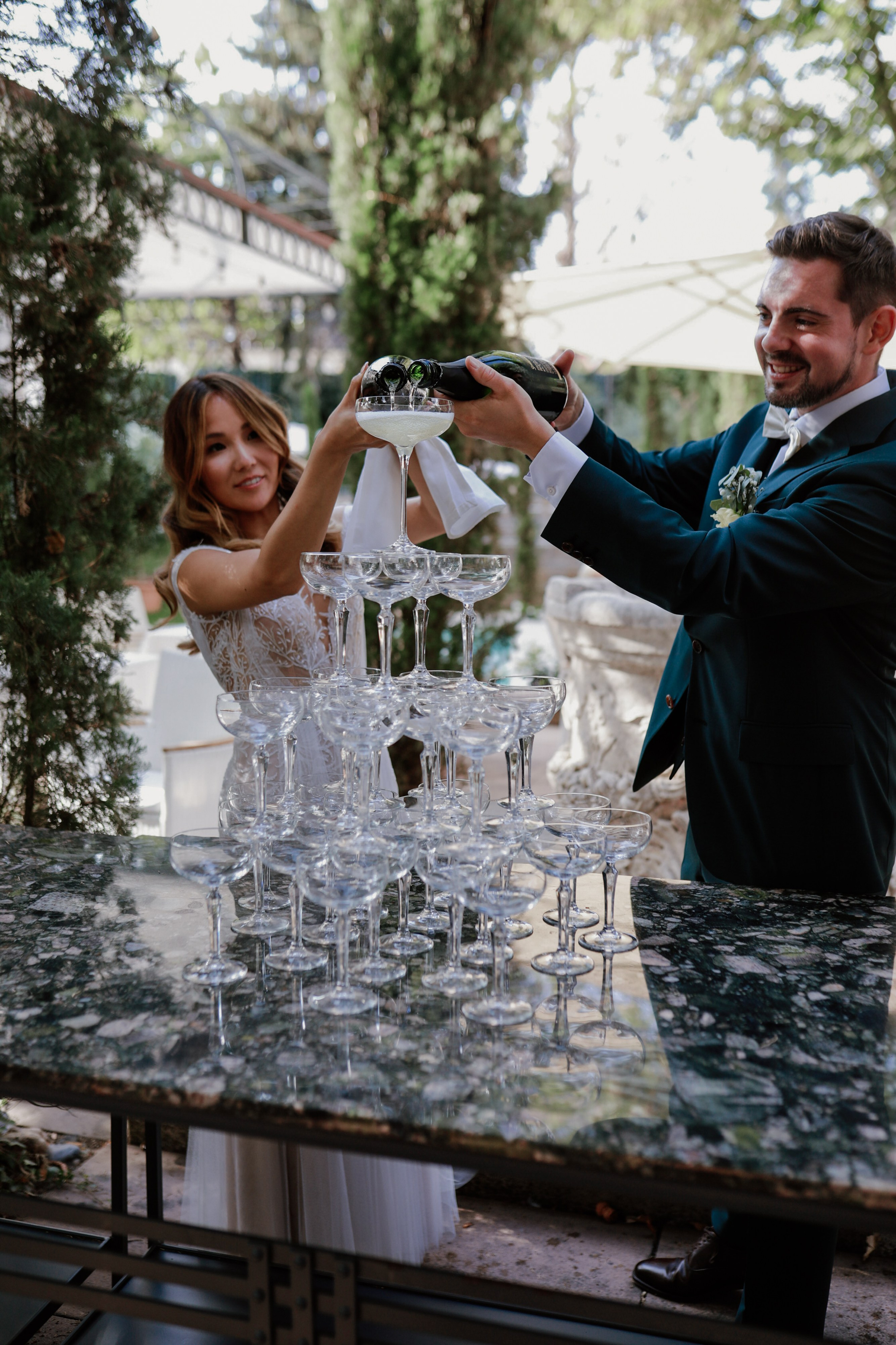 Natürliche Paarfotos im Morrhof mit mediterraner Architektur 