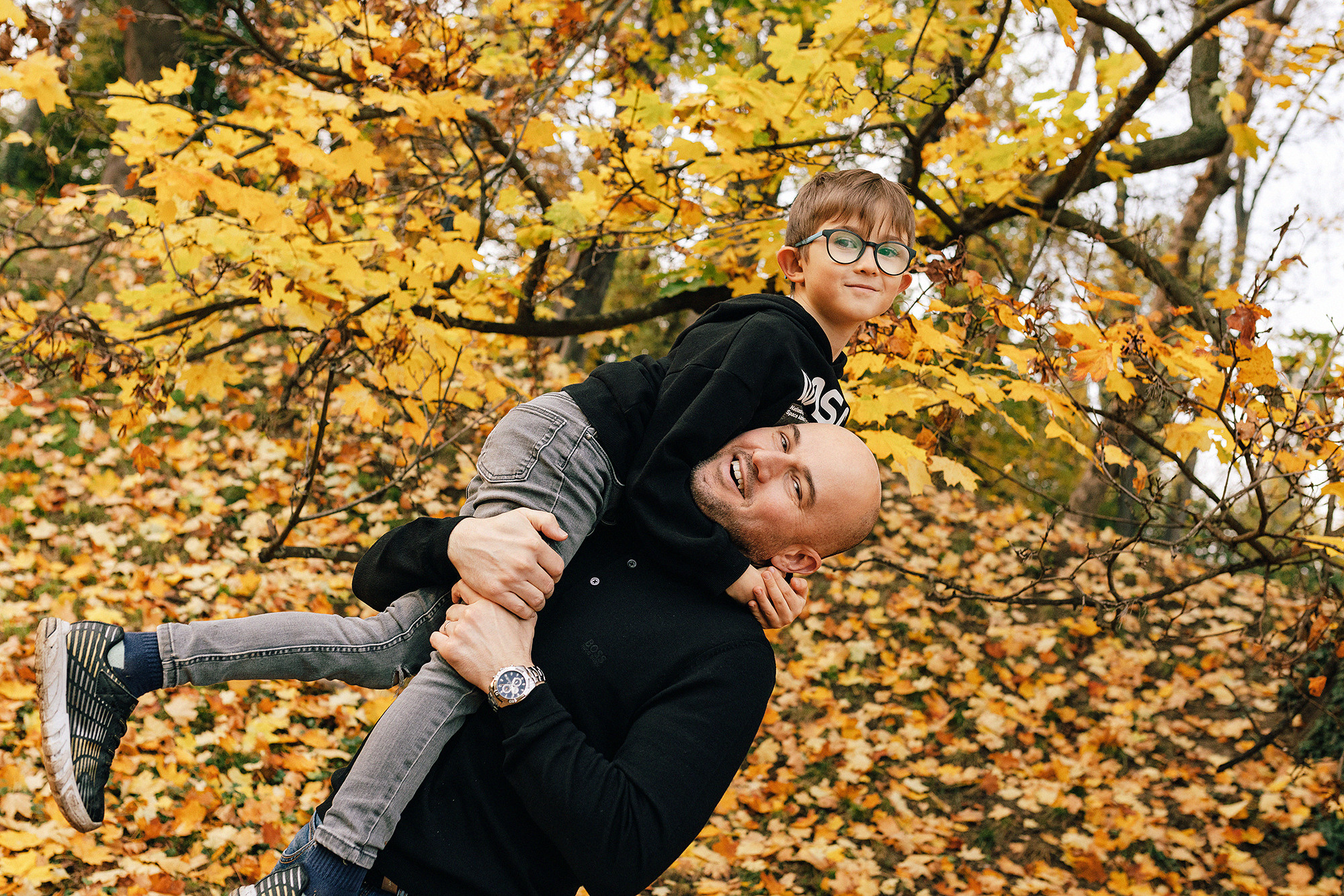 Катя с семьей в осеннем парке. Семейный и свадебный фотограф в Праге Наталья Федори