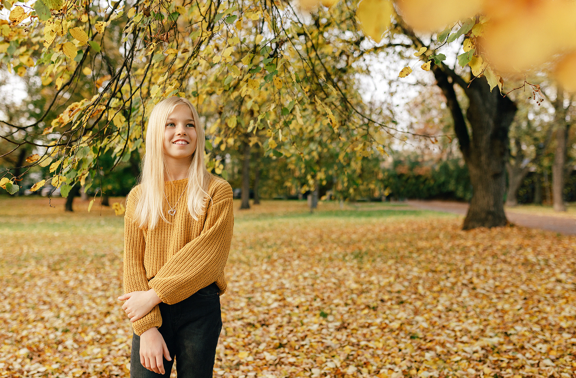 Катя с семьей в осеннем парке. Семейный и свадебный фотограф в Праге Наталья Федори
