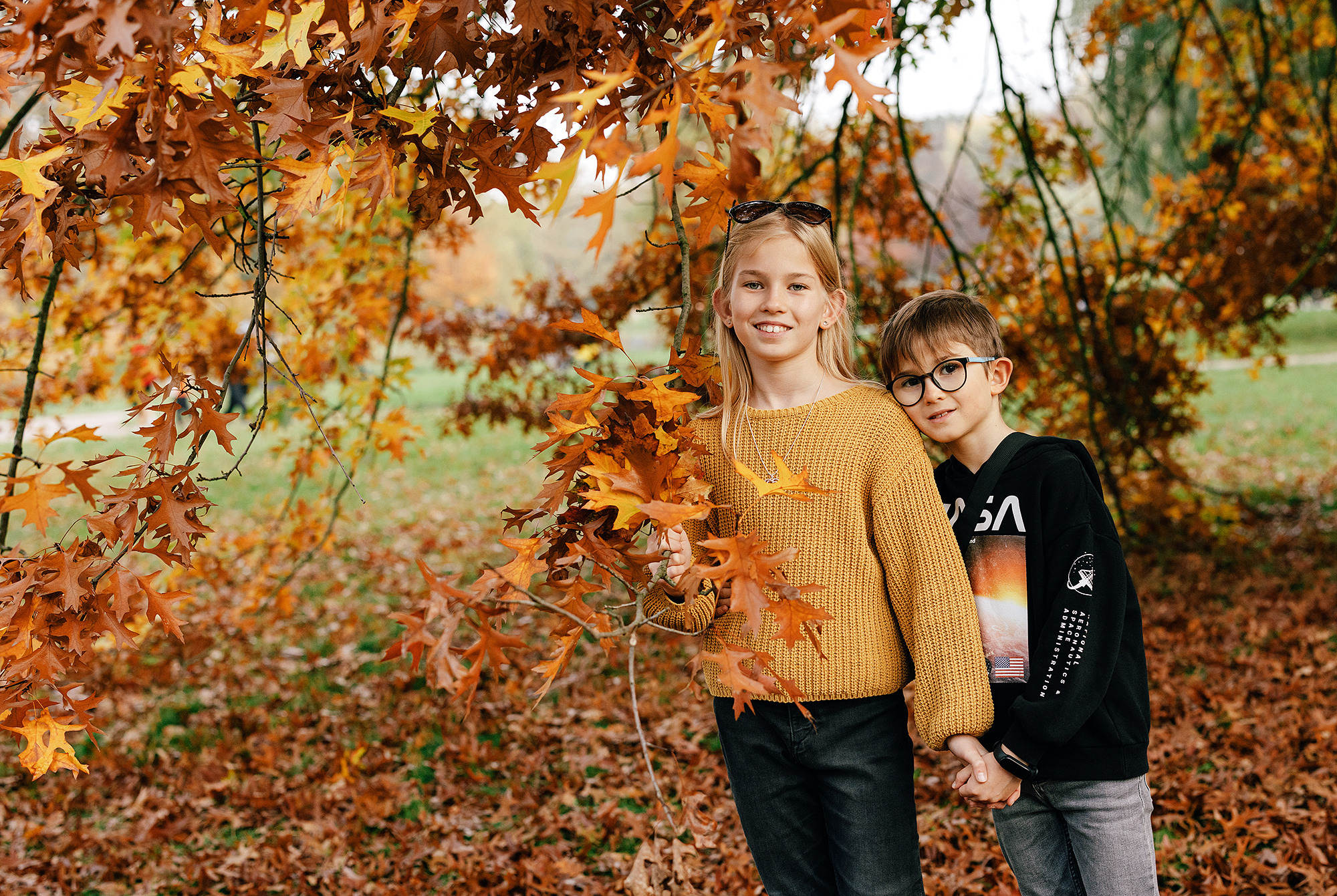 Катя с семьей в осеннем парке. Семейный и свадебный фотограф в Праге Наталья Федори