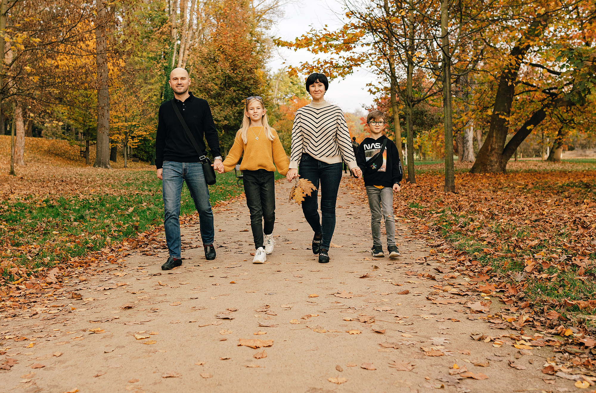 Катя с семьей в осеннем парке. Семейный и свадебный фотограф в Праге Наталья Федори