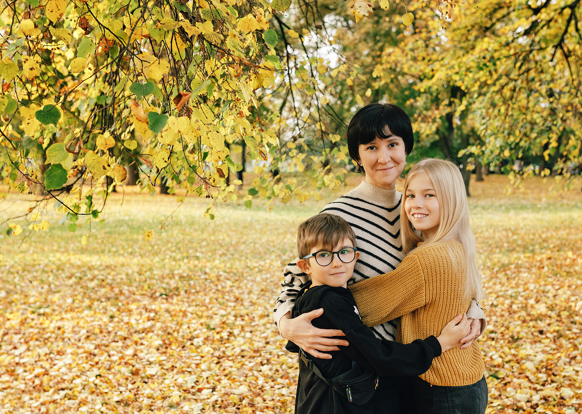 Катя с семьей в осеннем парке. Семейный и свадебный фотограф в Праге Наталья Федори