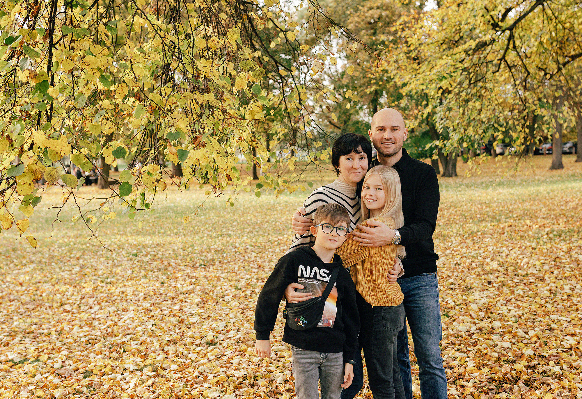 Катя с семьей в осеннем парке. Семейный и свадебный фотограф в Праге Наталья Федори