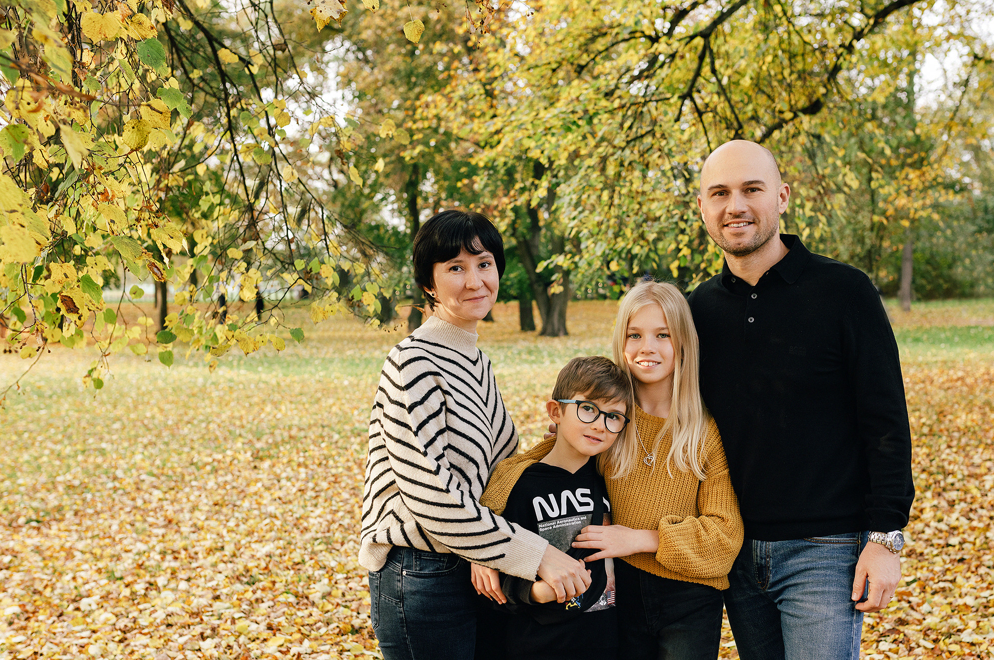 Катя с семьей в осеннем парке. Семейный и свадебный фотограф в Праге Наталья Федори