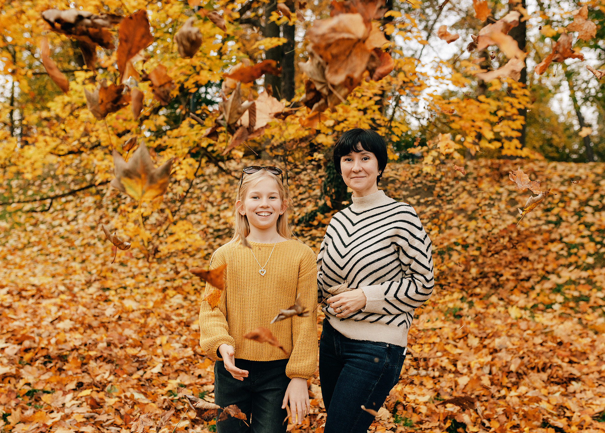Катя с семьей в осеннем парке. Семейный и свадебный фотограф в Праге Наталья Федори