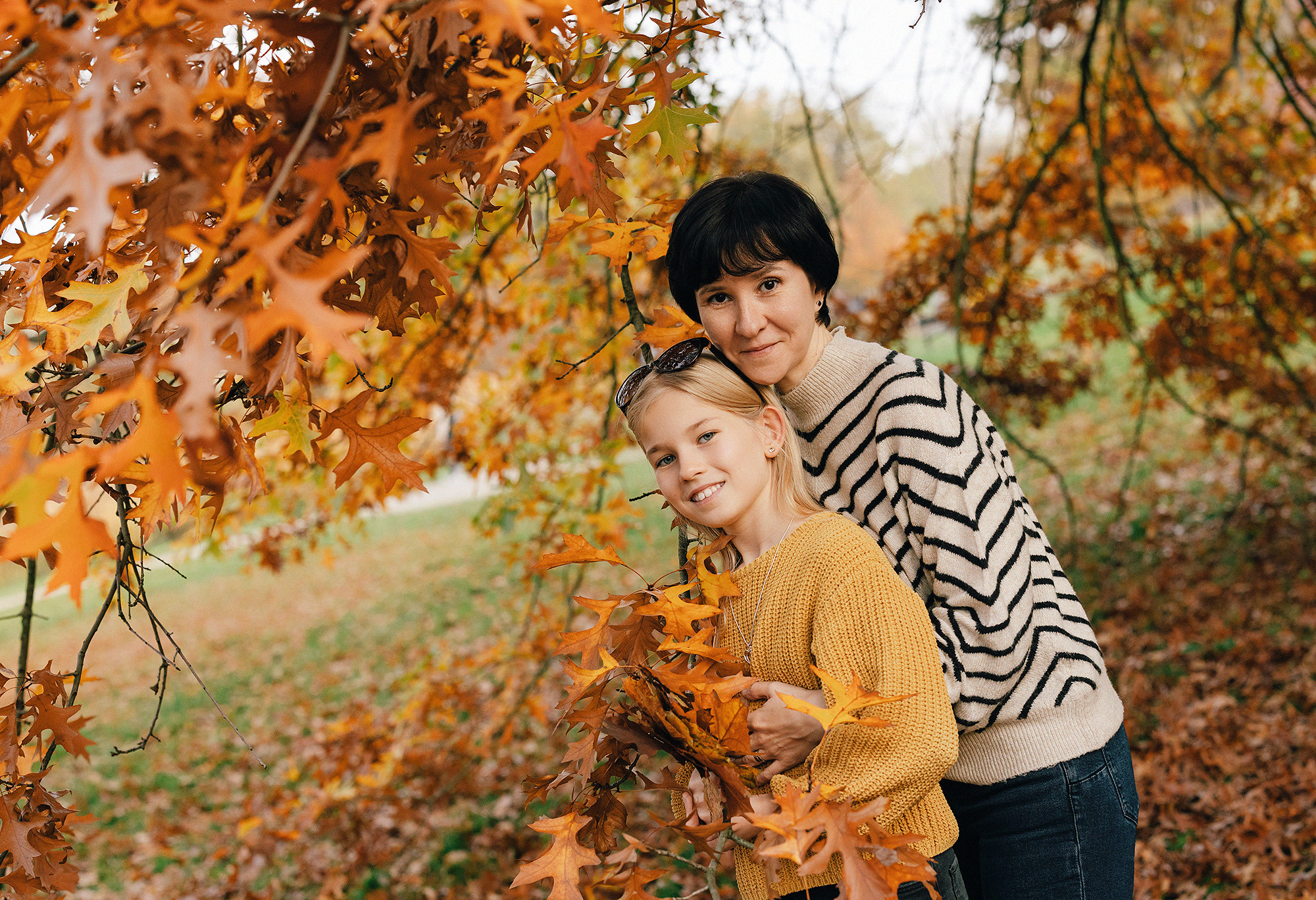 Катя с семьей в осеннем парке. Семейный и свадебный фотограф в Праге Наталья Федори