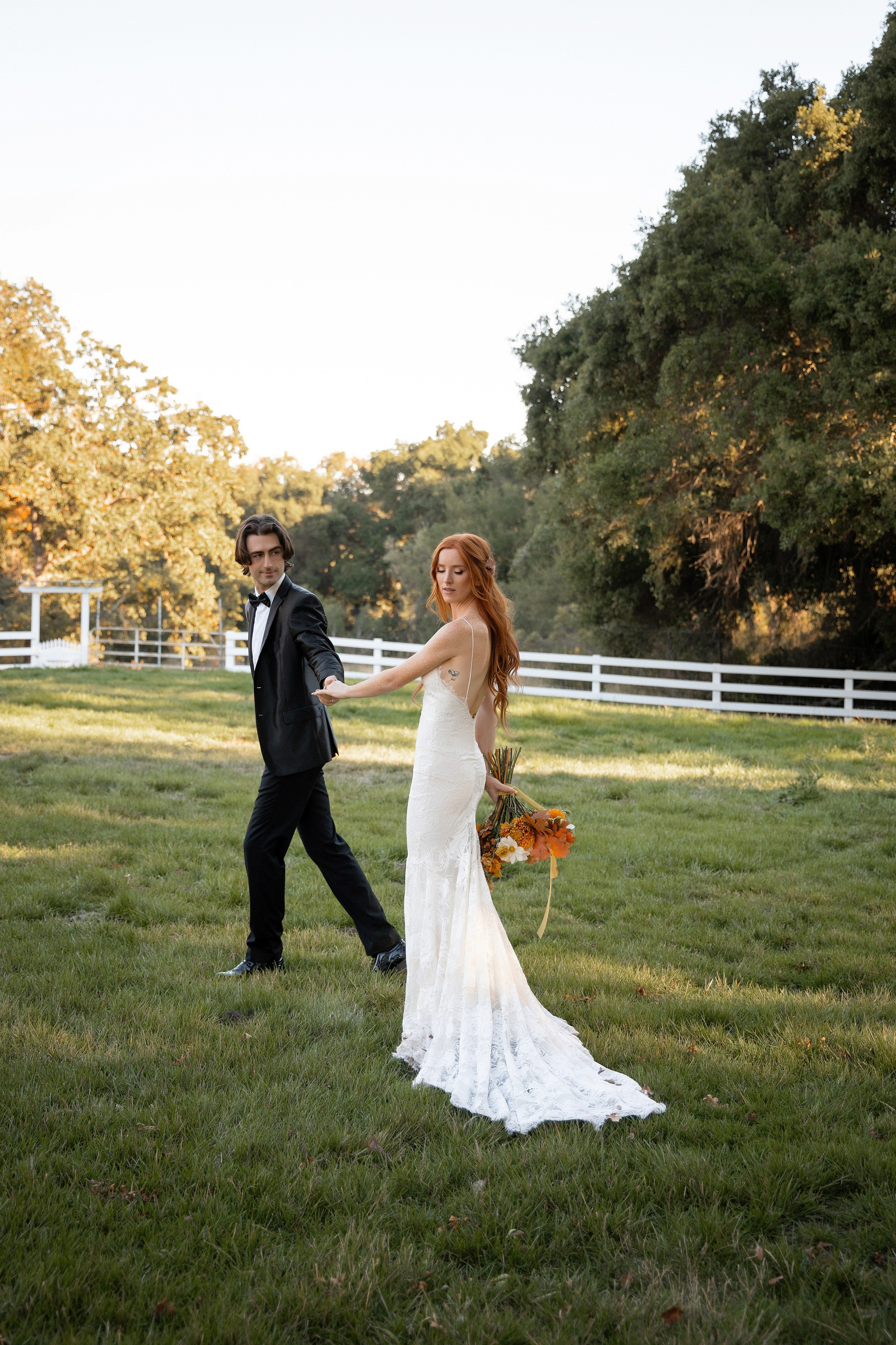 A romantic walk hand in hand, perfectly documented during the photo shoot in San Francisco.