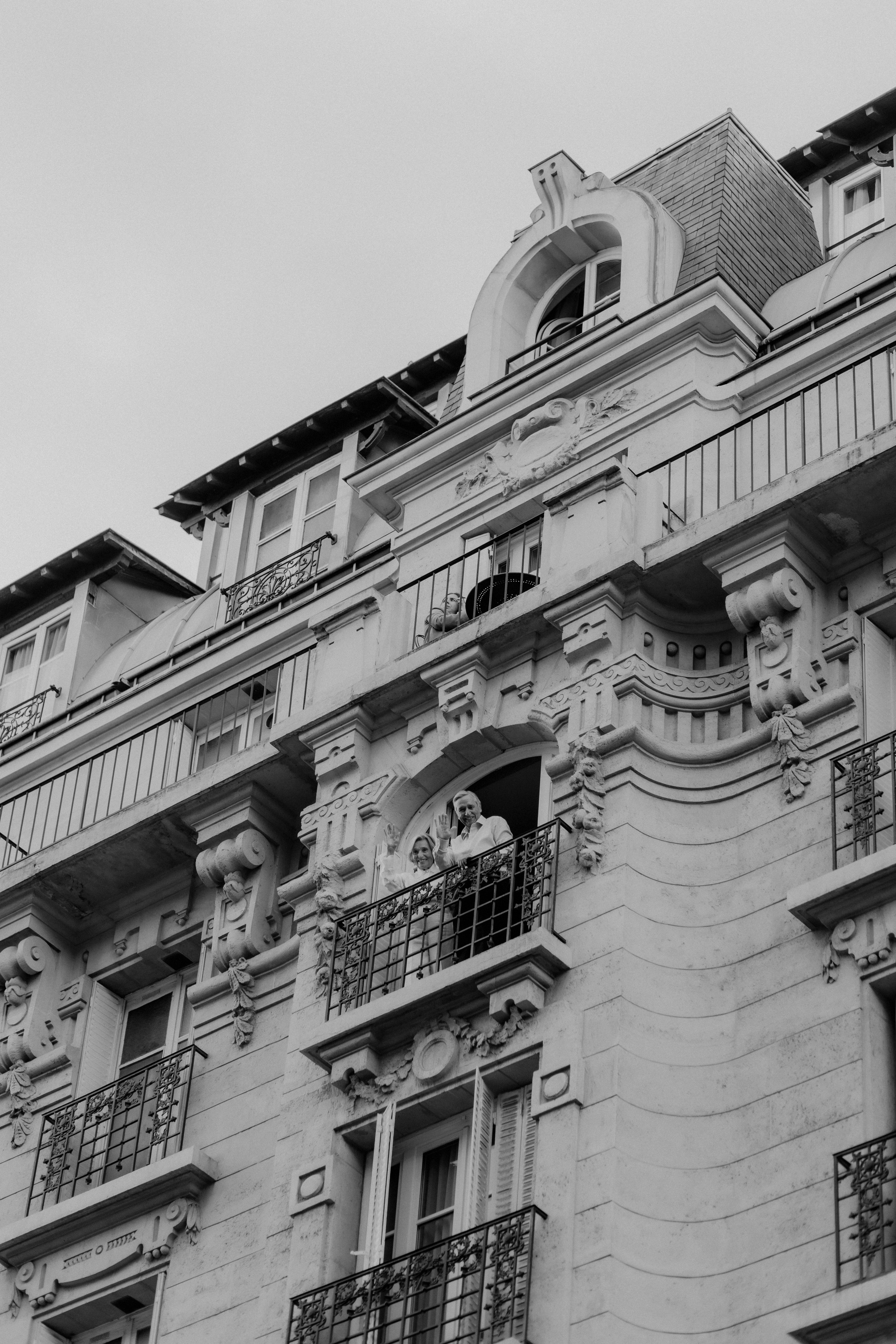 Suzi & Alex | Paris Wedding with a Vintage Car. Paris Wedding Photographer