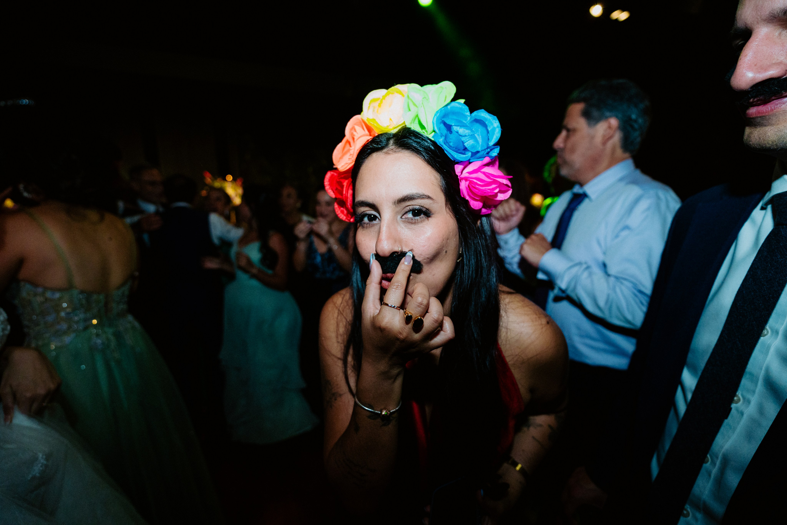 Un vistazo a la fiesta. Fotógrafo de Bodas en Lima | Ronhy Altamirano. Fotografía narrativa y cinematográfica para bodas, quinceañeras y eventos exclusivos