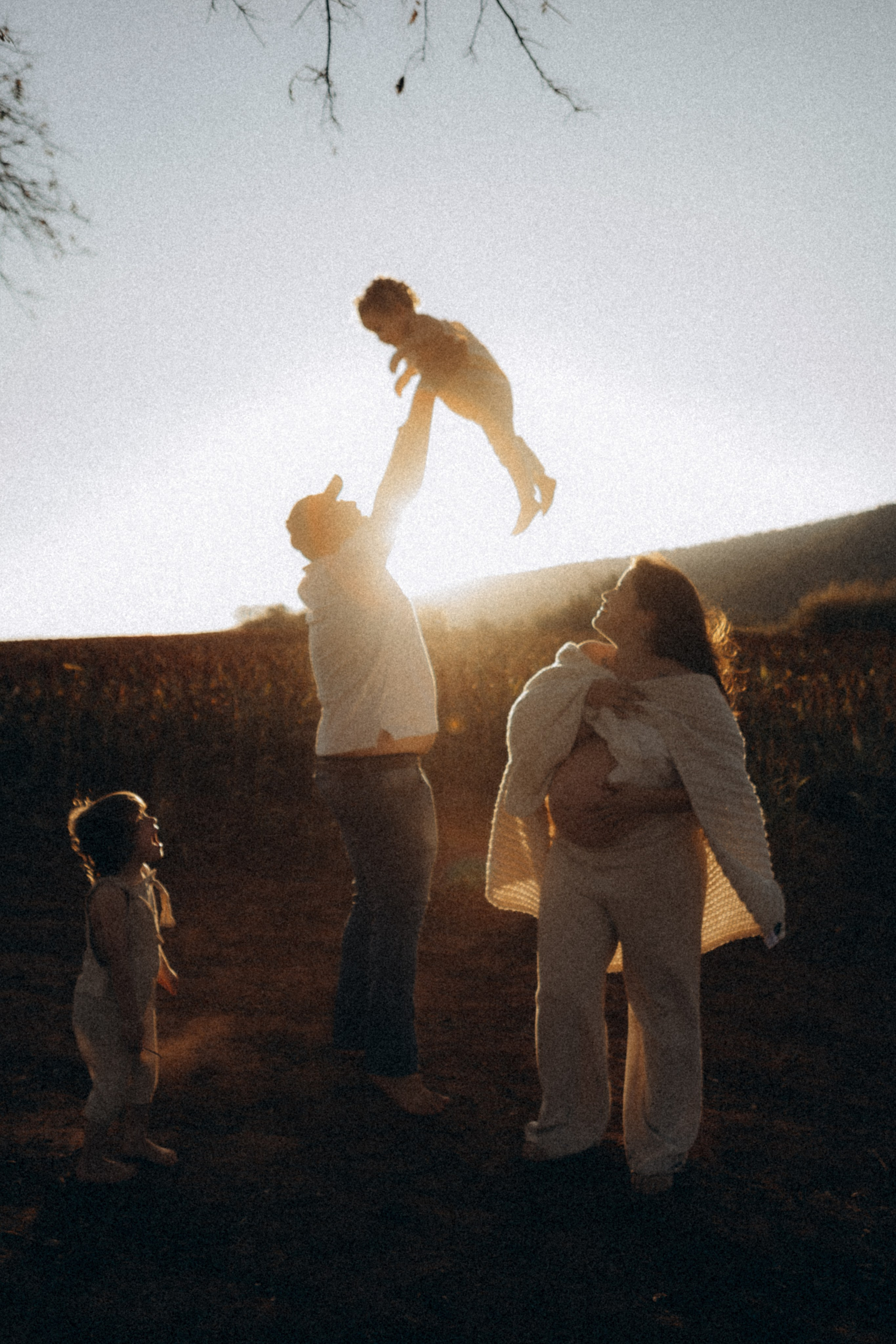 pais brincando com filhos em ensaio ao ar livre em Sorocaba