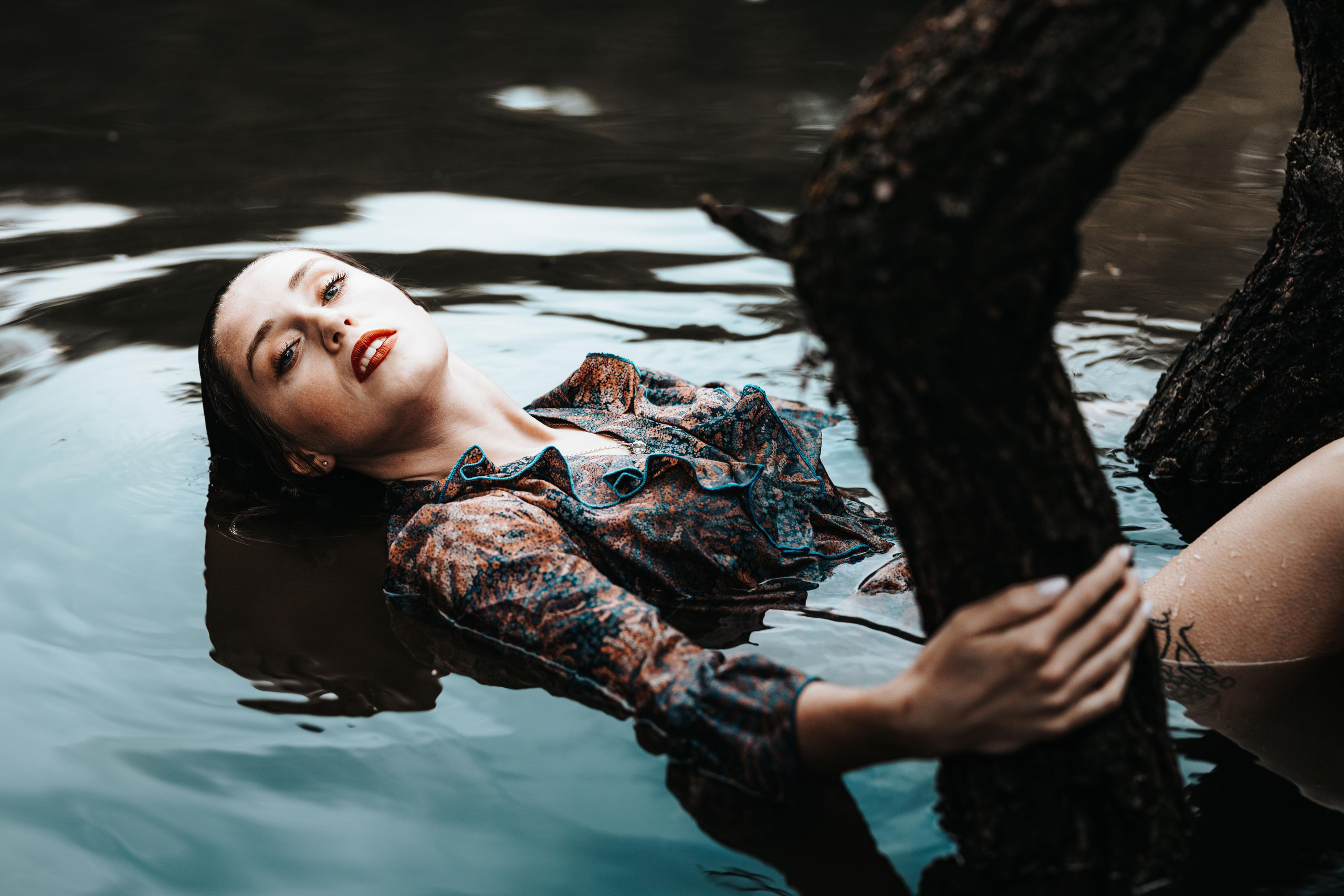 Foto minisérie a myšlenky. Dana Lišková — Empatická fotografka | Introspektivní umělkyně | Neurodivergentní koučka| Zakladatelka Artepy.cz