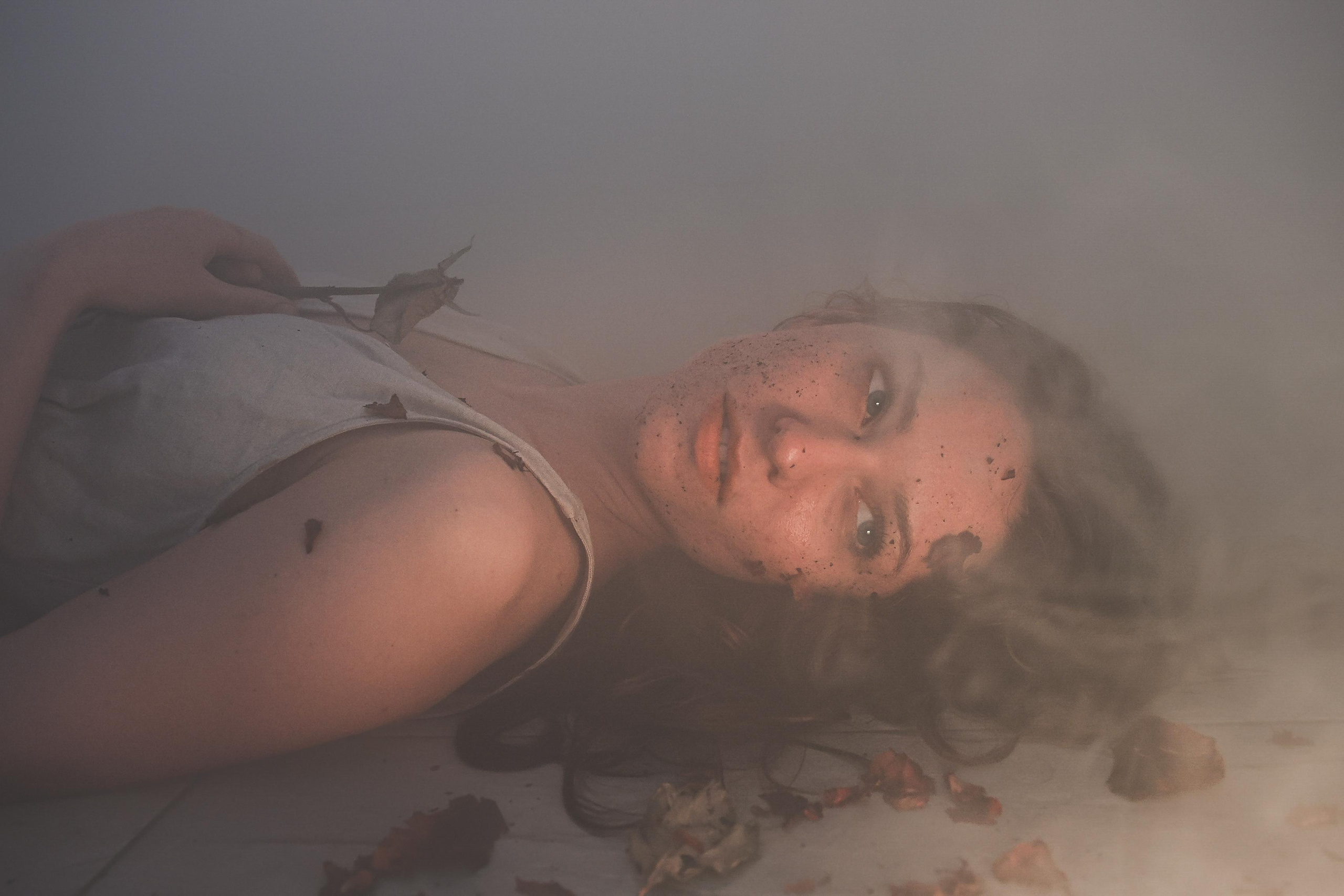 Foto minisérie a myšlenky. Dana Lišková — Empatická fotografka | Introspektivní umělkyně | Neurodivergentní koučka| Zakladatelka Artepy.cz