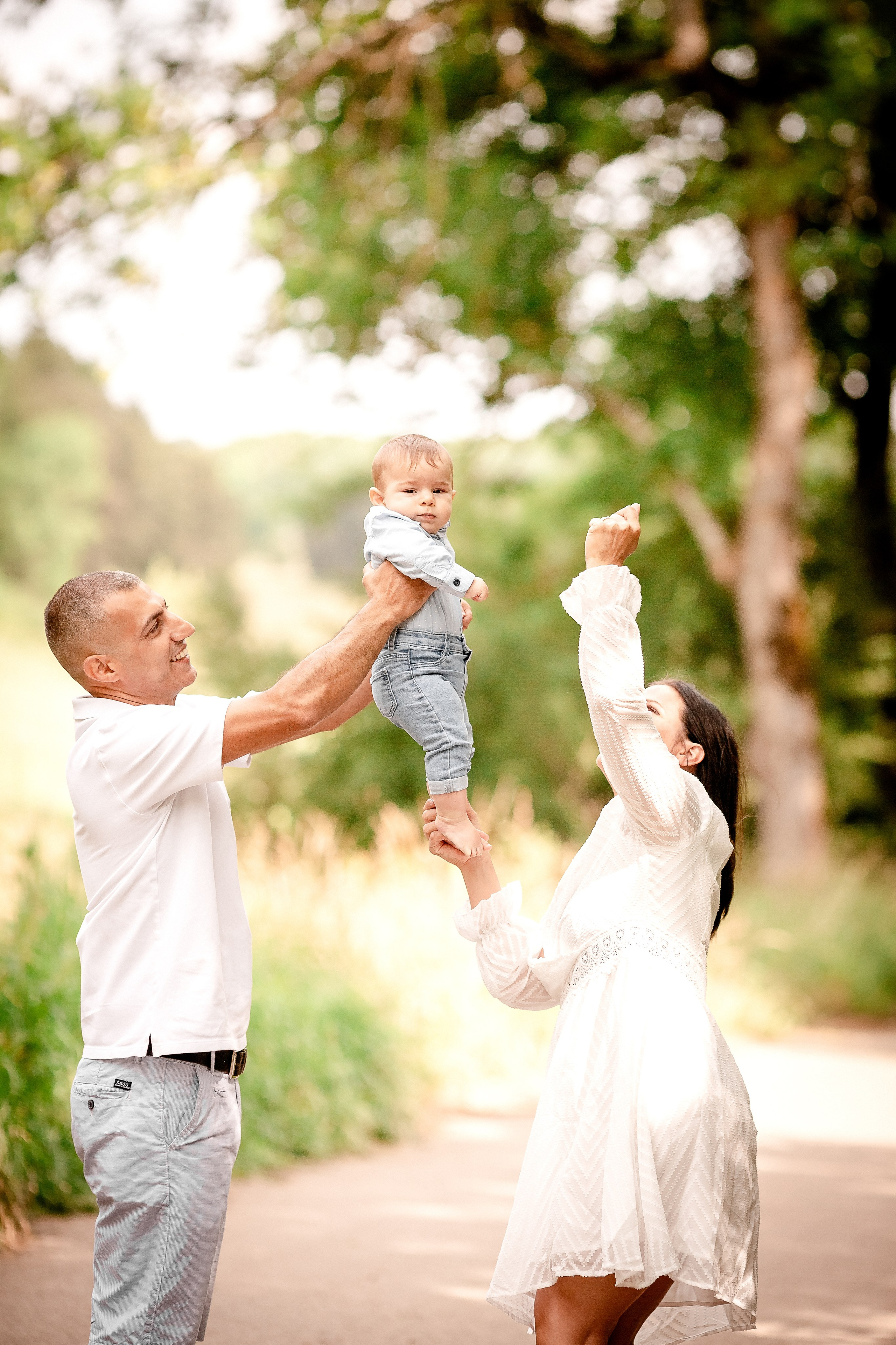 Natürliche Familienbilder am Sommer. Professionele fotografin in Münsingen Olesia Wegele