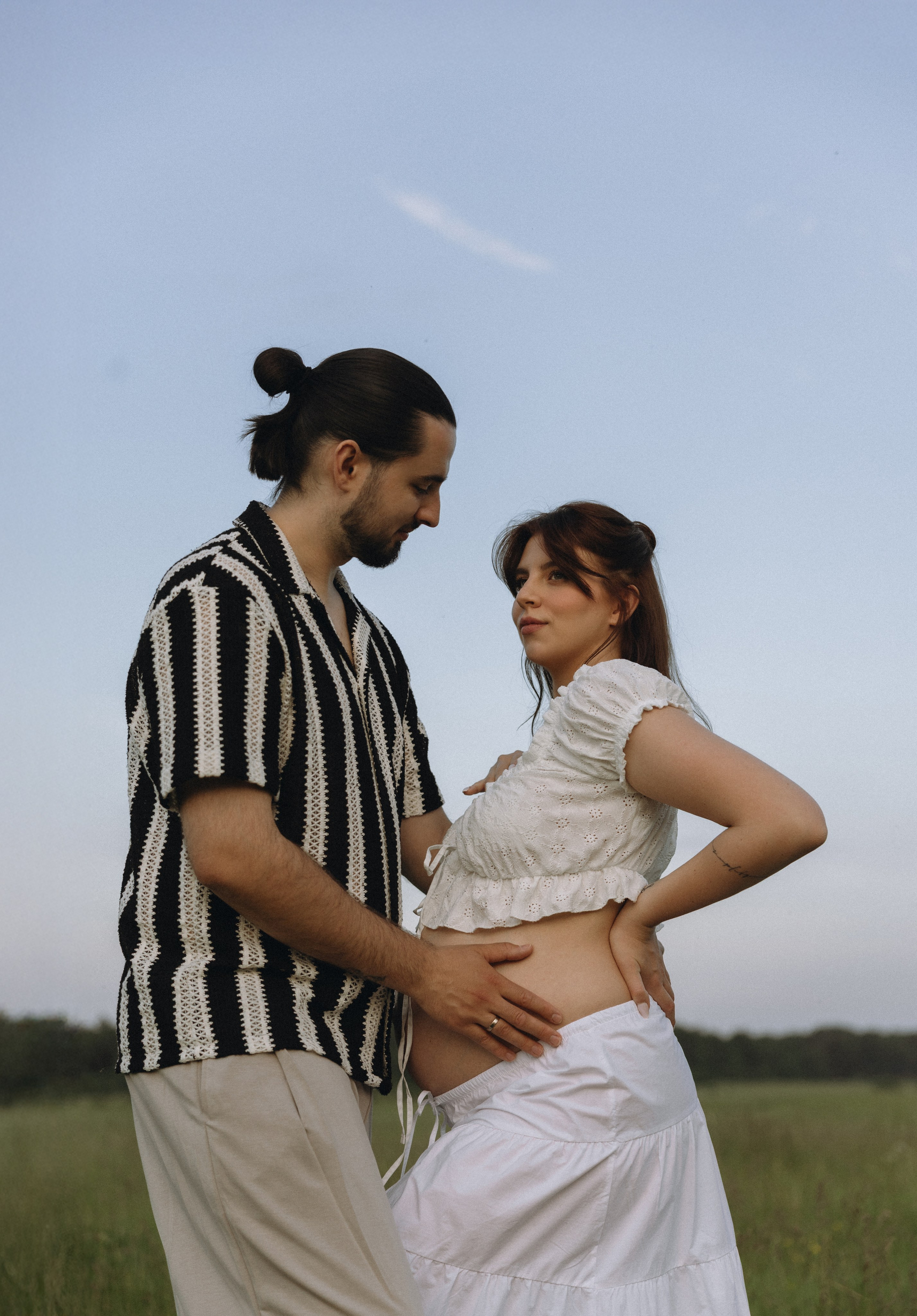 Lera & Maksim | laukimo fotosesija pievoje saulei besileidžiant. Vestuvių ir šeimų fotografė Lena Bondarenko / belove photo