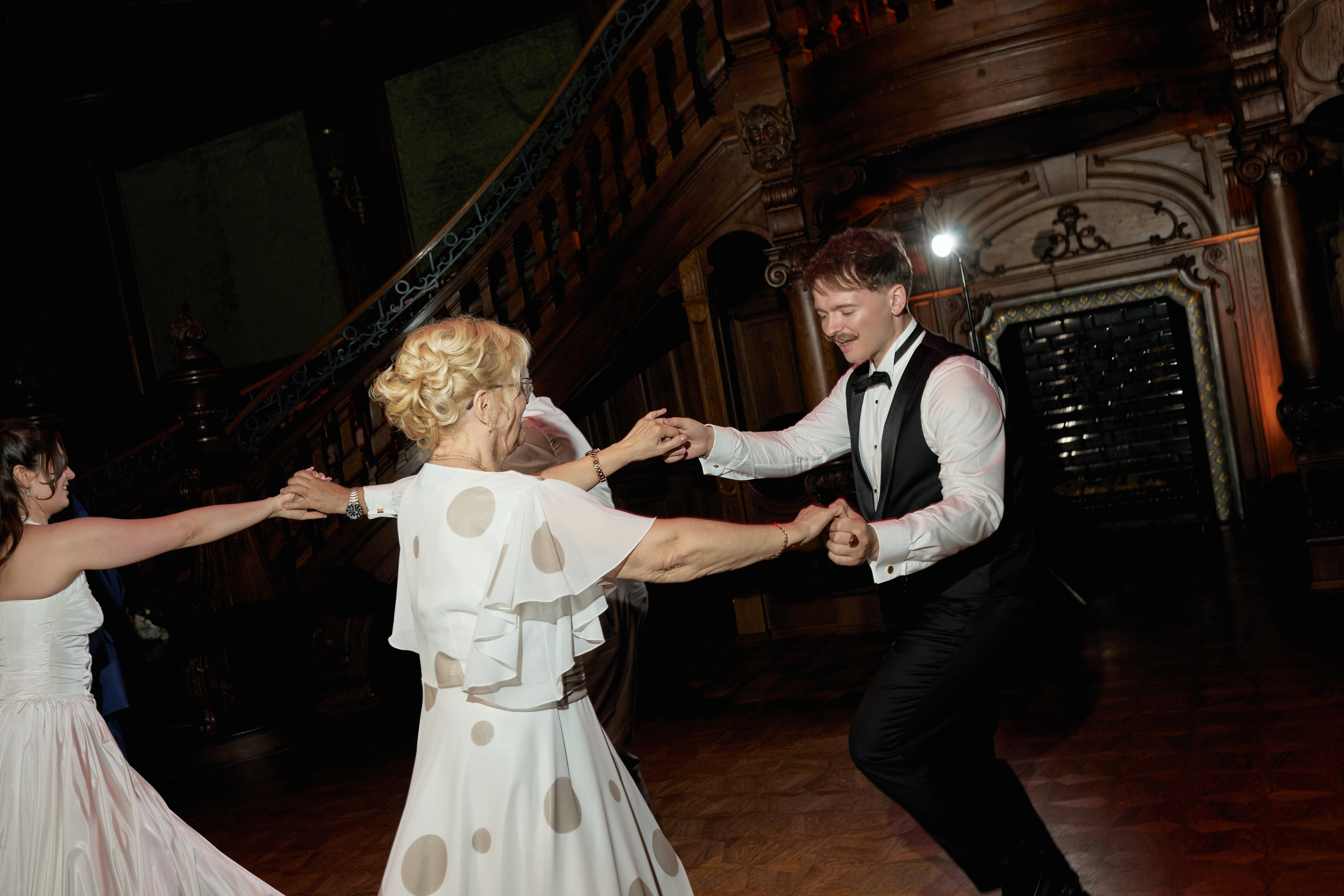 Wiktoria & Kacper. Pałac Goetz. Fotograf ślubny i rodzinny w Krakowie Yana Klymova