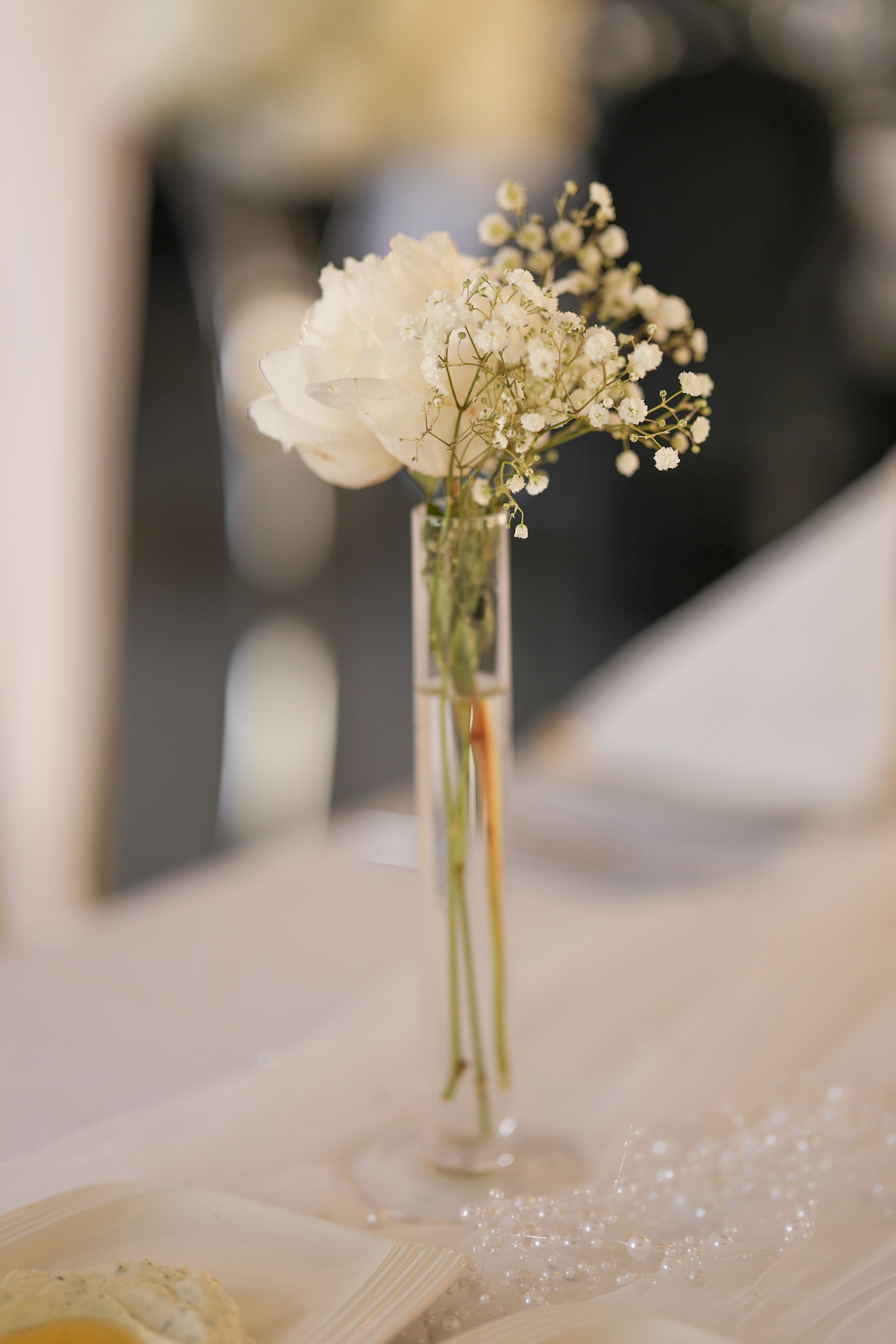 Hochzeitfotografie in Nürnberg - Detailfoto - Blumen auf dem Tisch 