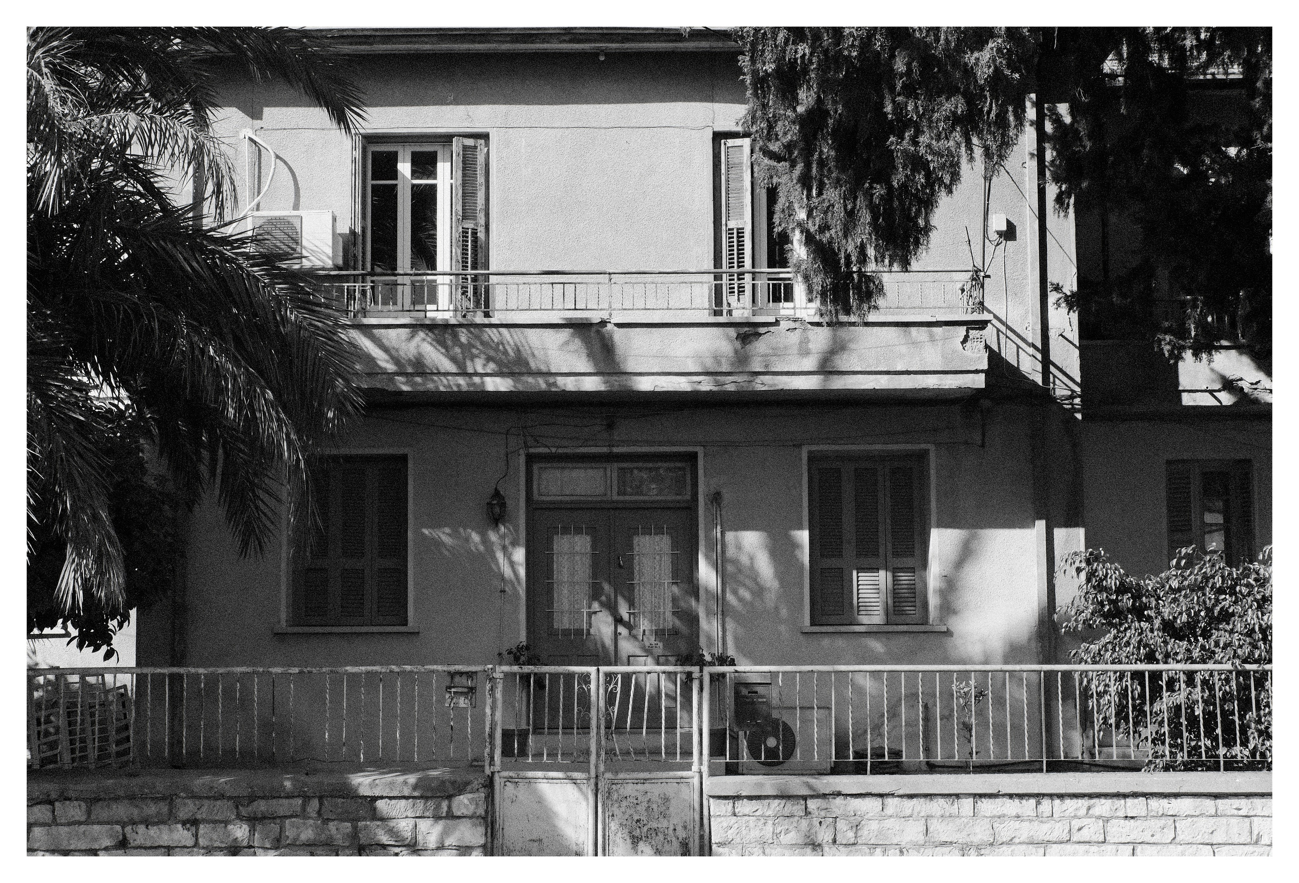 Capturing Life in Black and White - Candid Street Photography