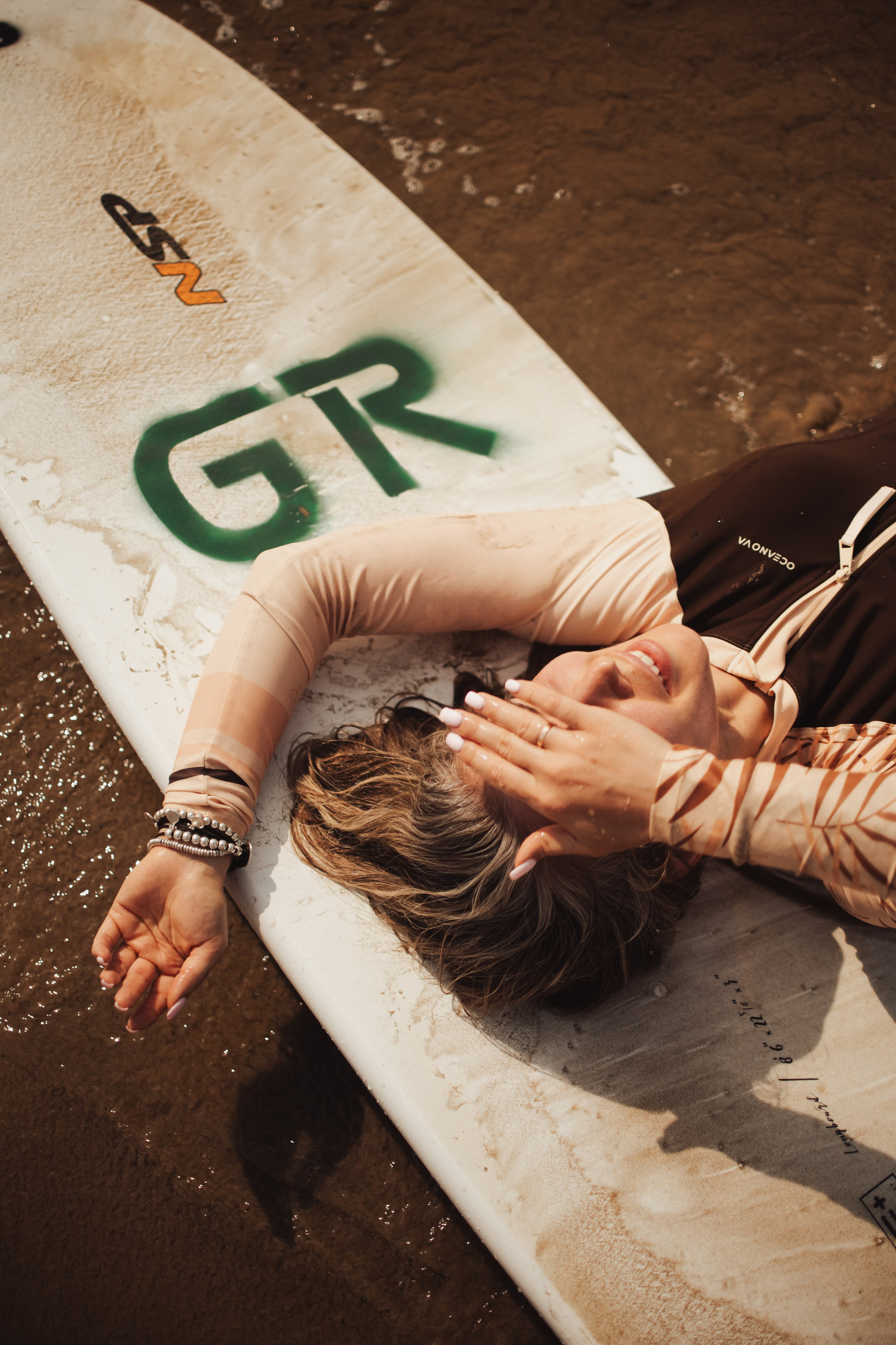 Photoshoot with a surfboard | Colour