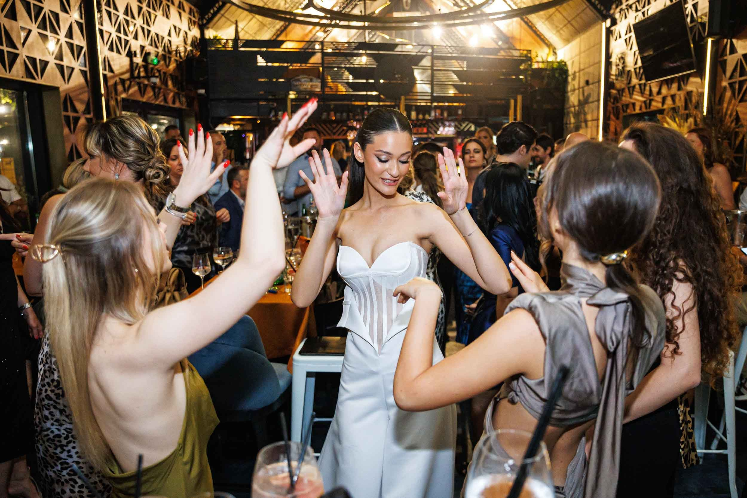 Atmosfera sa plesnog podijuma, profesionalno fotografisanje žurke povodom punoletstva.