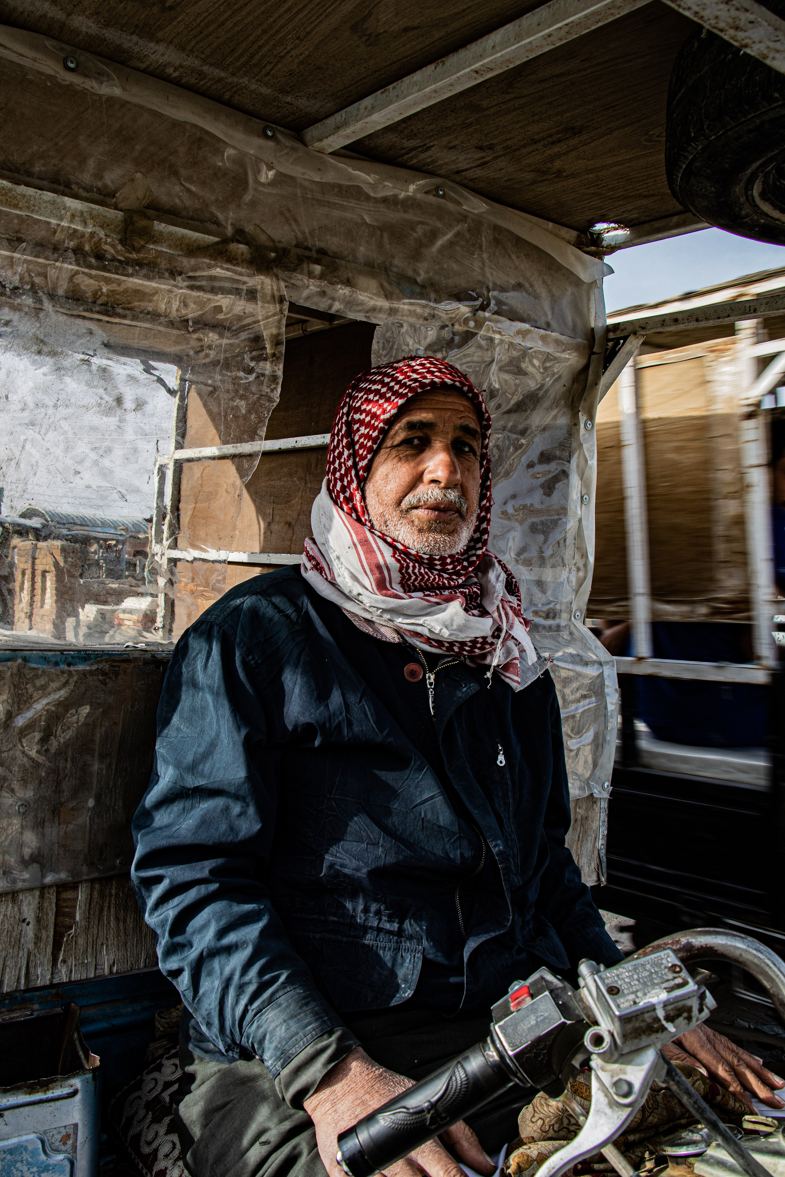 Un homme vend de l’eau de rose dans son tuk-tuk, que l'on utilise pour asperger les tombes du cimetière de Najaf, l’un des plus grands lieux de pèlerinage chiites au monde.