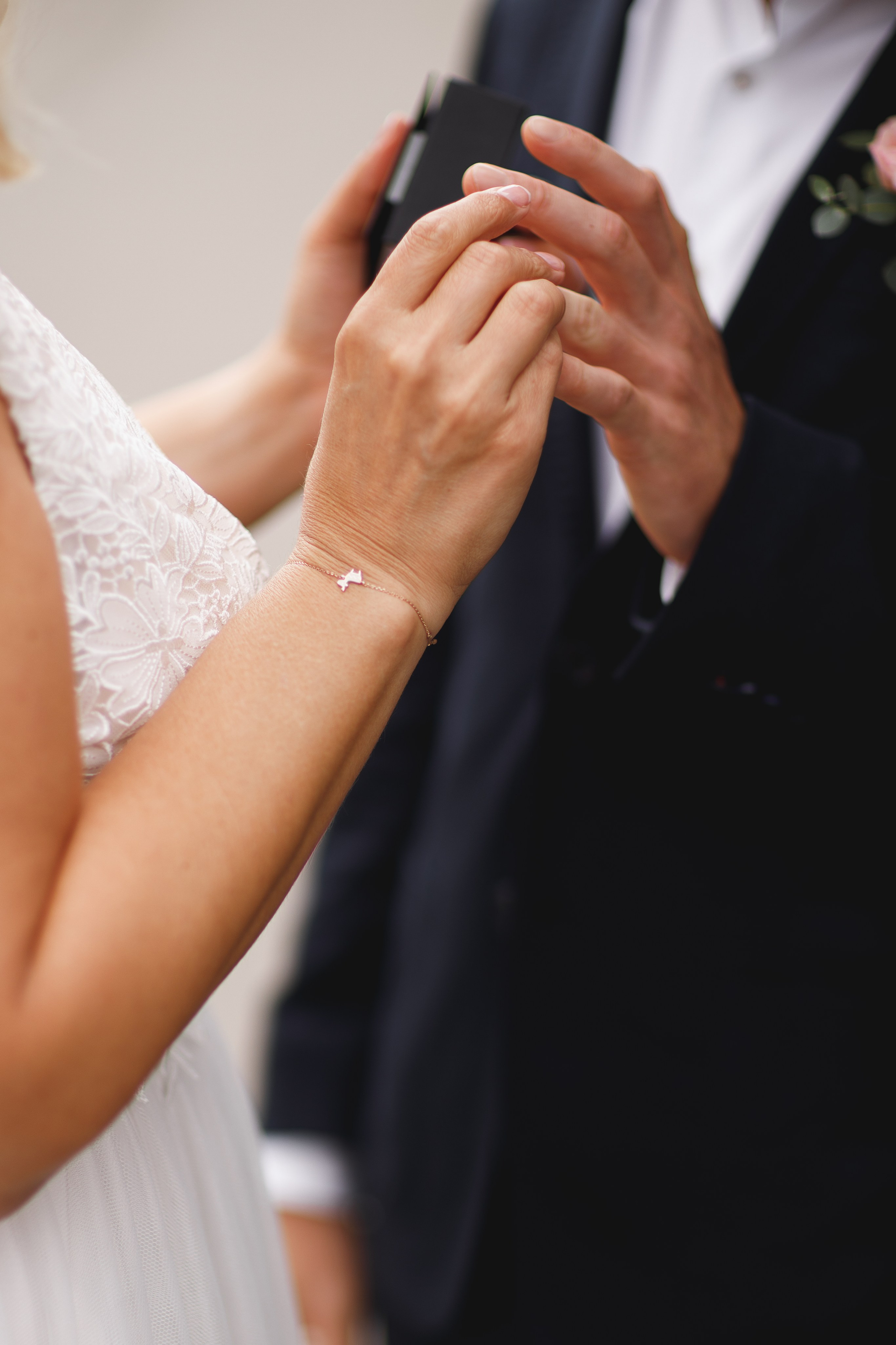 Alt- Brautpaar während der Trauung – professionelle Hochzeitsfotografie in Deutschland