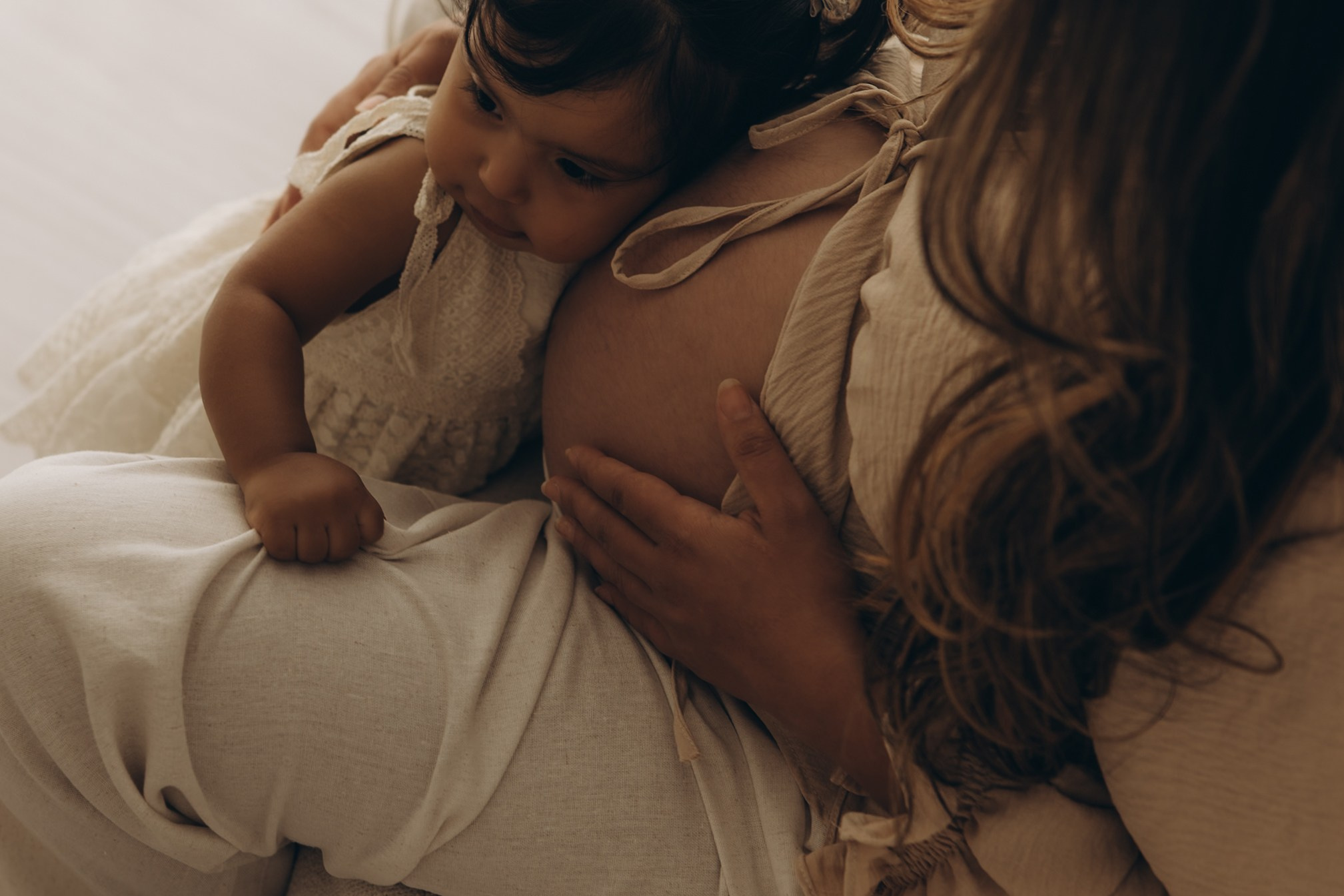 filha abraçando gestante em ensaio em estúdio em Sorocaba