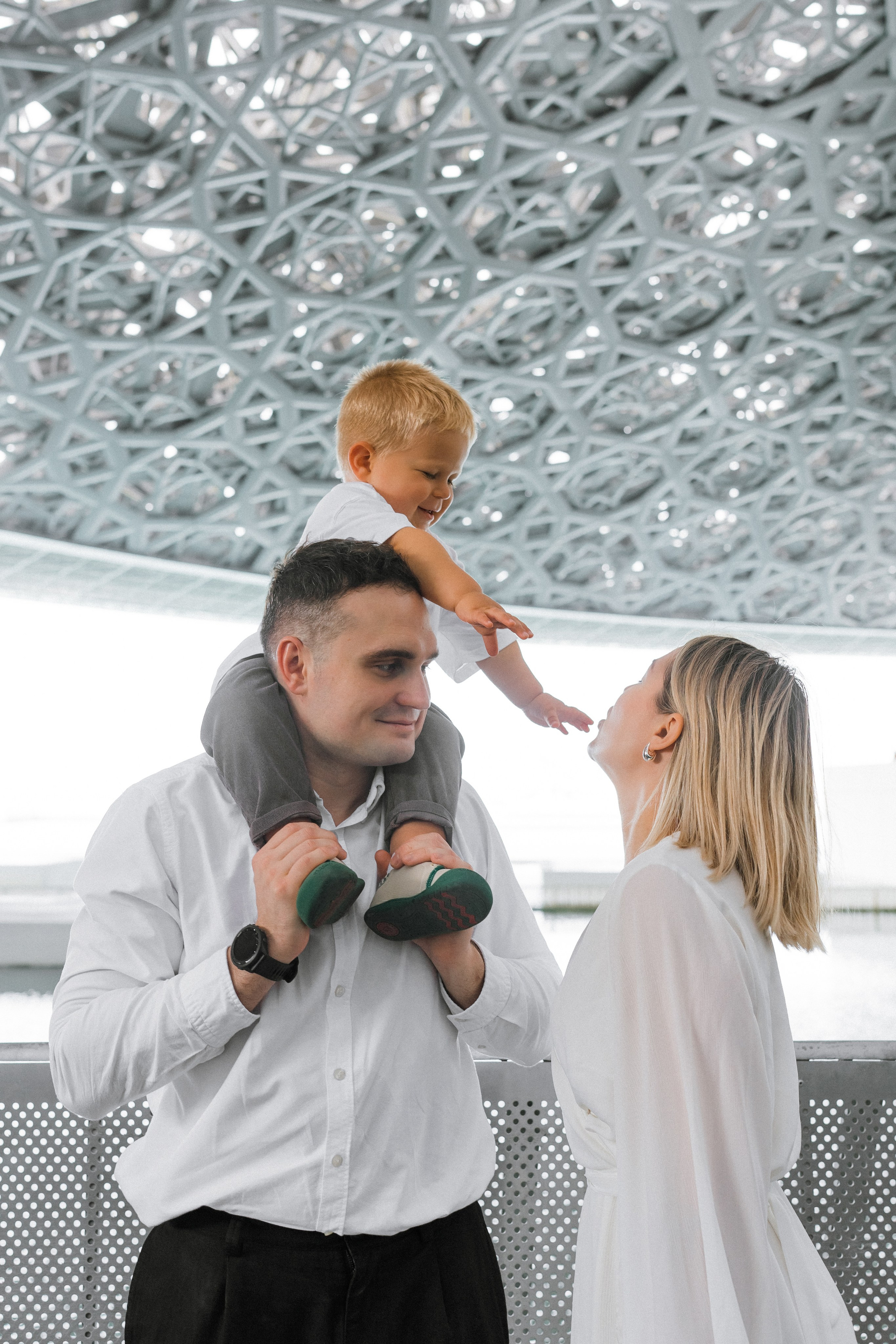 Louvre Dima, Dasha and Artemy. Professional Photographer Abu Dhabi, Dubai — Yulia Ismoilova | 2025