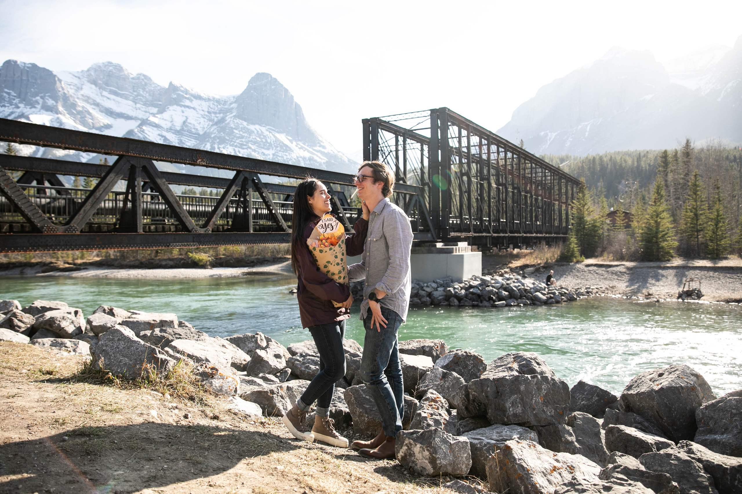 Mabel — Canmore Engagement. Fotografía accesible en Calgary