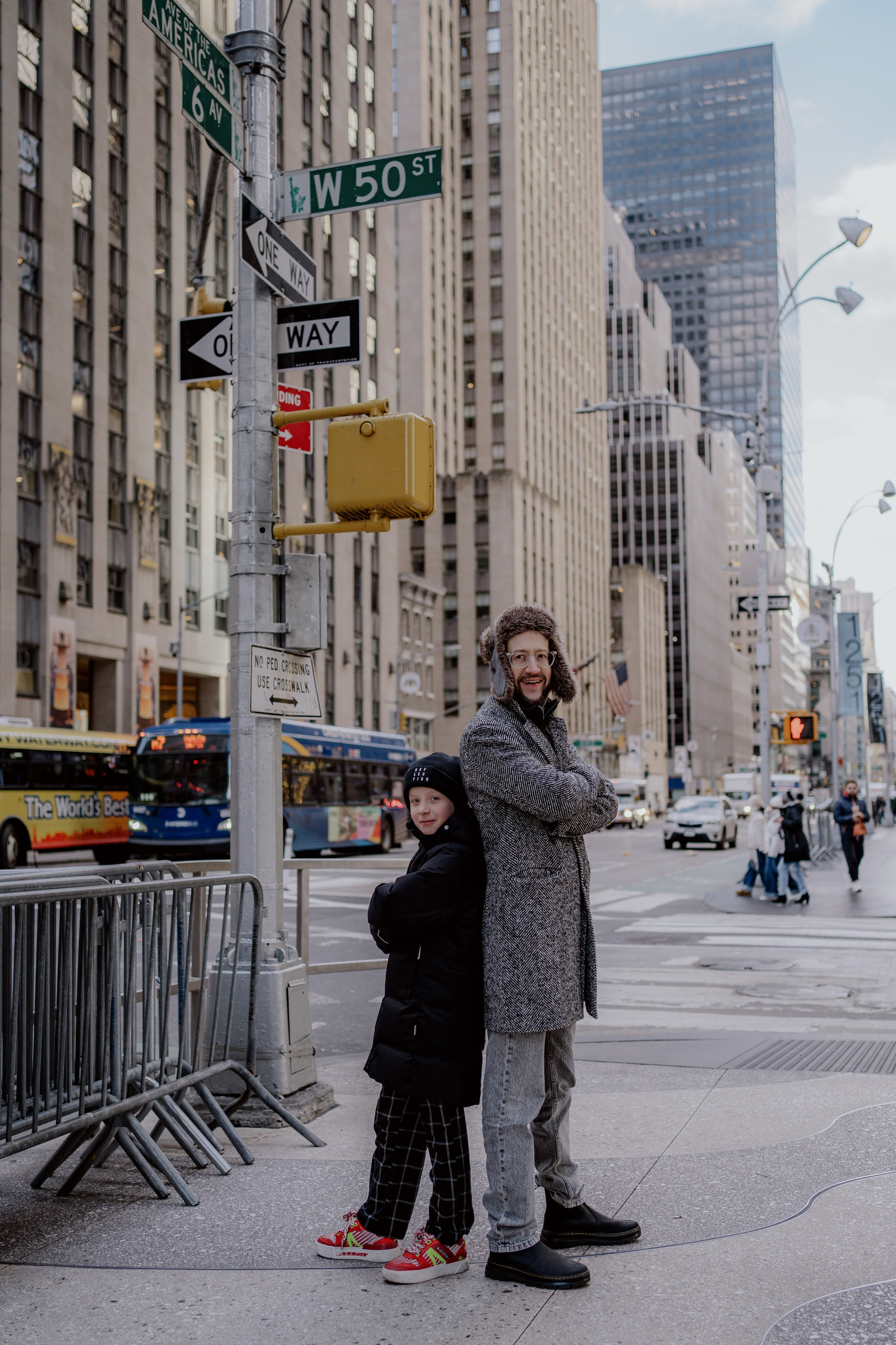 Family in Times Square. Videographer and photographer in New York // MAKAROV.VIDEO
