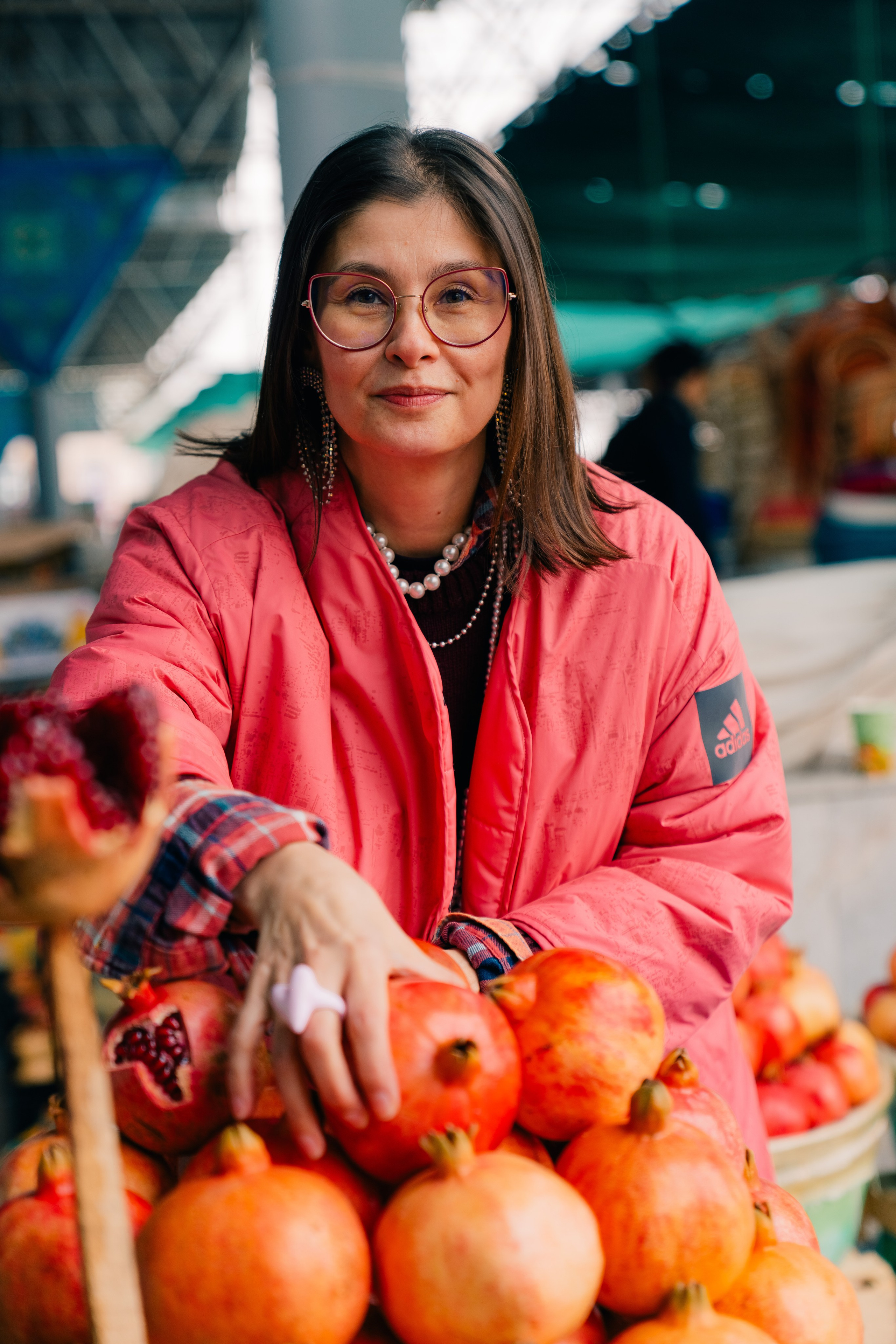 Прогулка туриста по историческому центру Самарканда, репортажная фотография города