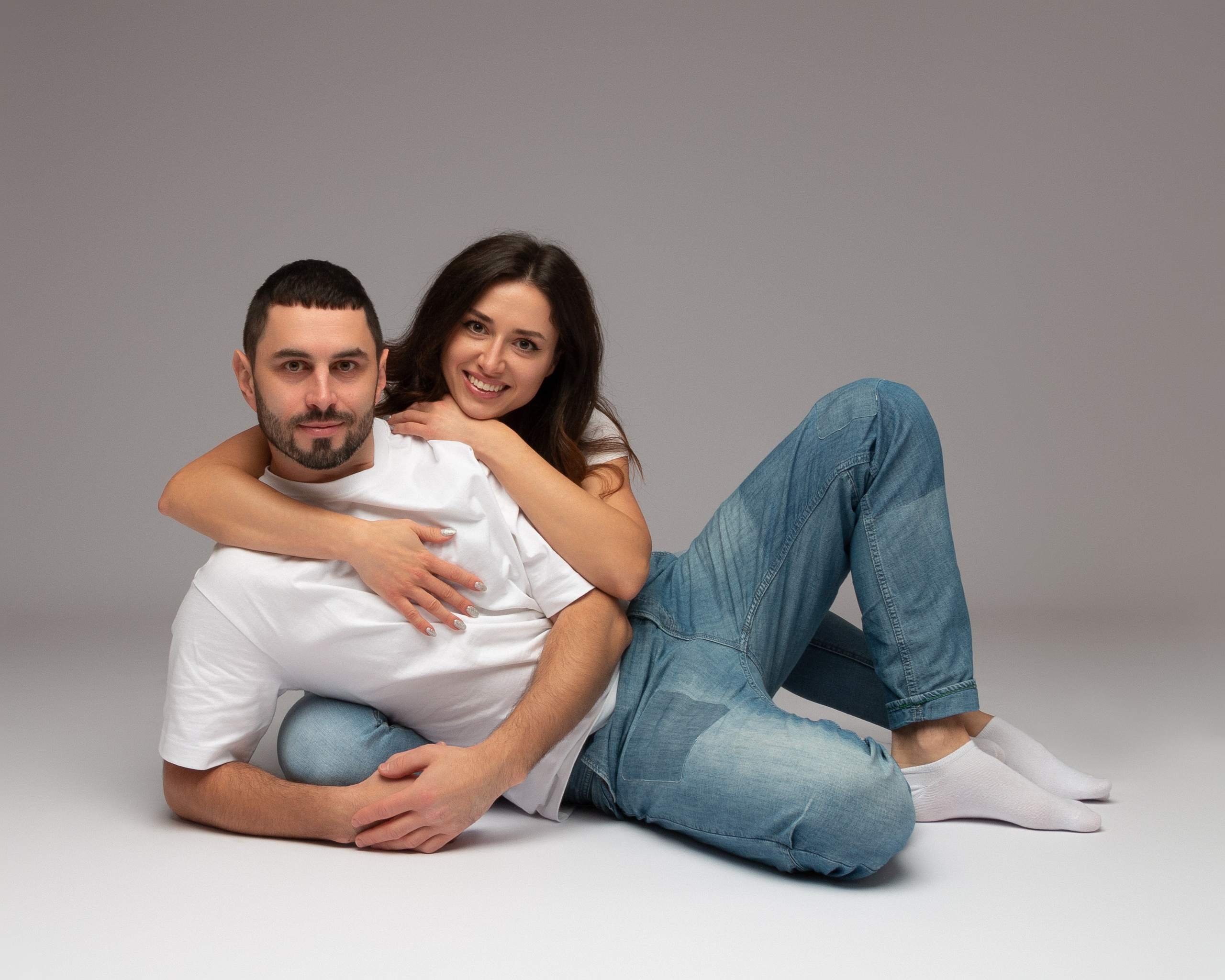 Tanja und ihr Mann lachen gemeinsam – liebevolles Paarporträt voller Harmonie