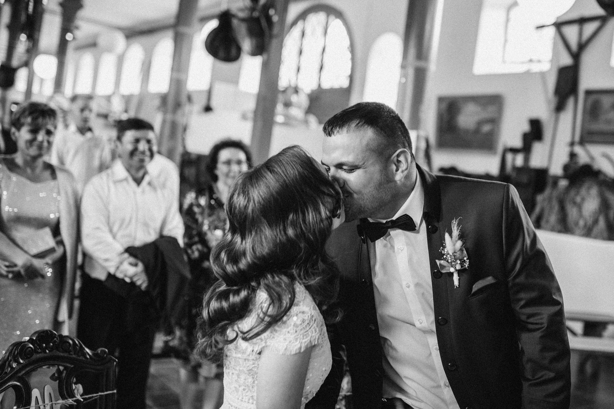 Küsse von Braut und Bräutigam